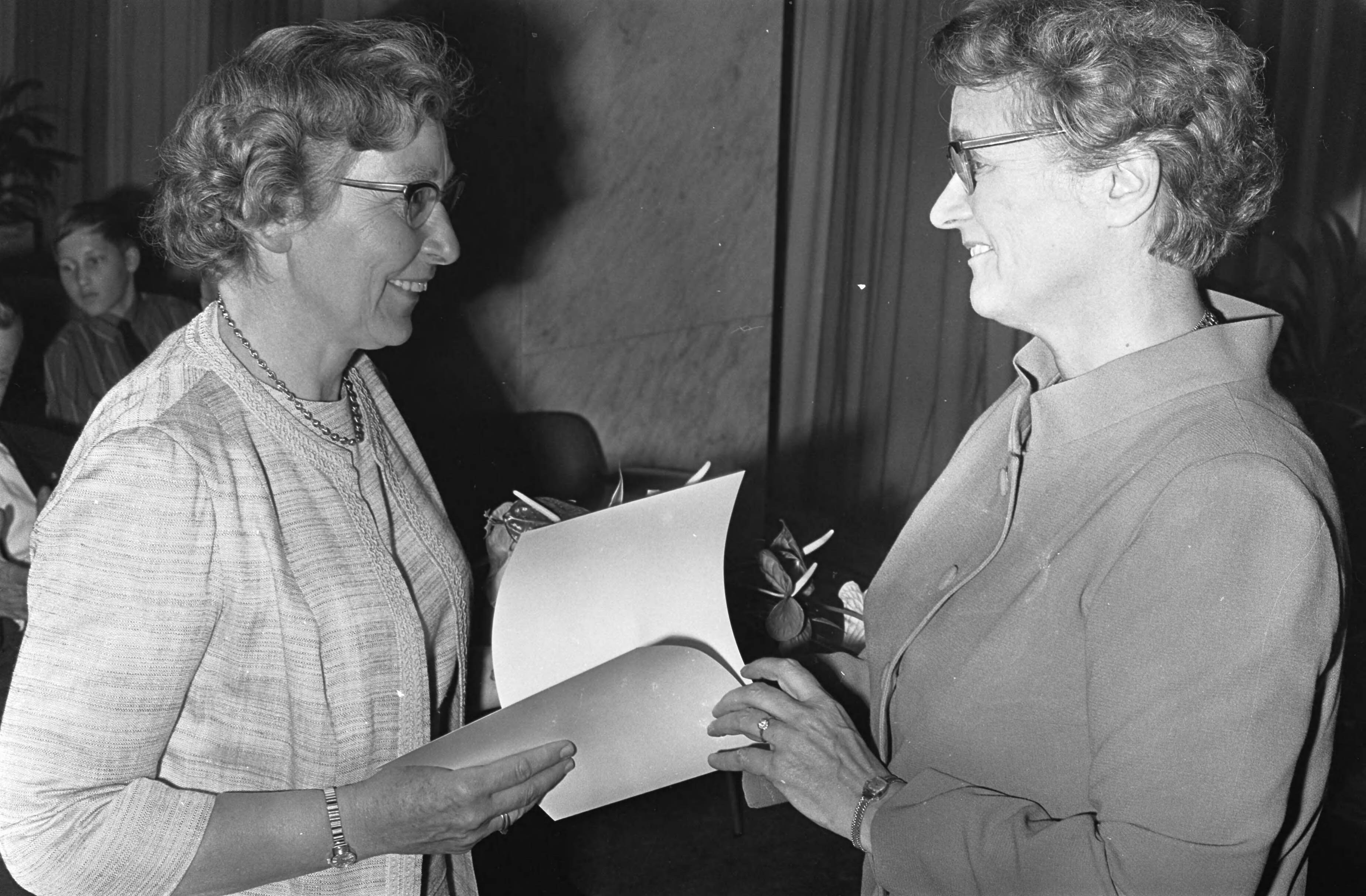 Fotocollectie Anefo — Staatsprijs Kinderboek voor An Rutgers van der Loeff Basenau (links) ontvangt prijs van minister Klompe op Ministerie te Den Haag — Foto: Nijs, Jac. de / Anefo. Licentie: Set B: Rechtenvrij / Publiek Domein. Bron: Nationaal Archief. http://hdl.handle.net/10648/ab3b9896-d0b4-102d-bcf8-003048976d84