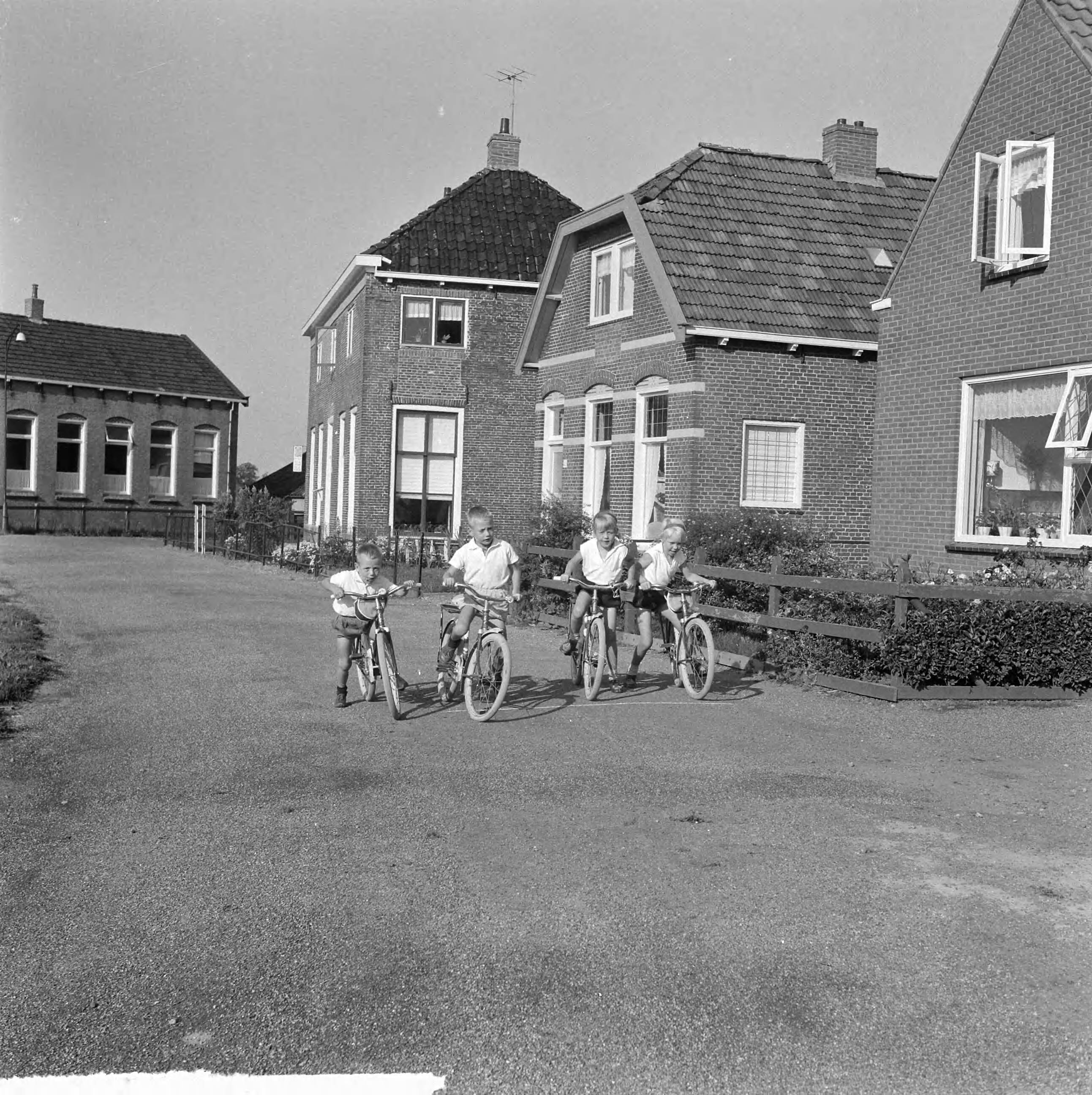 Fotocollectie Anefo — Friese vierling uit Deinum aanstaande zaterdag 6 jaar, de vierling op de fiets — Foto: Gelderen, Hugo van / Anefo. Licentie: Set B: Rechtenvrij / Publiek Domein. Bron: Nationaal Archief. http://hdl.handle.net/10648/aa77c5f6-d0b4-102d-bcf8-003048976d84