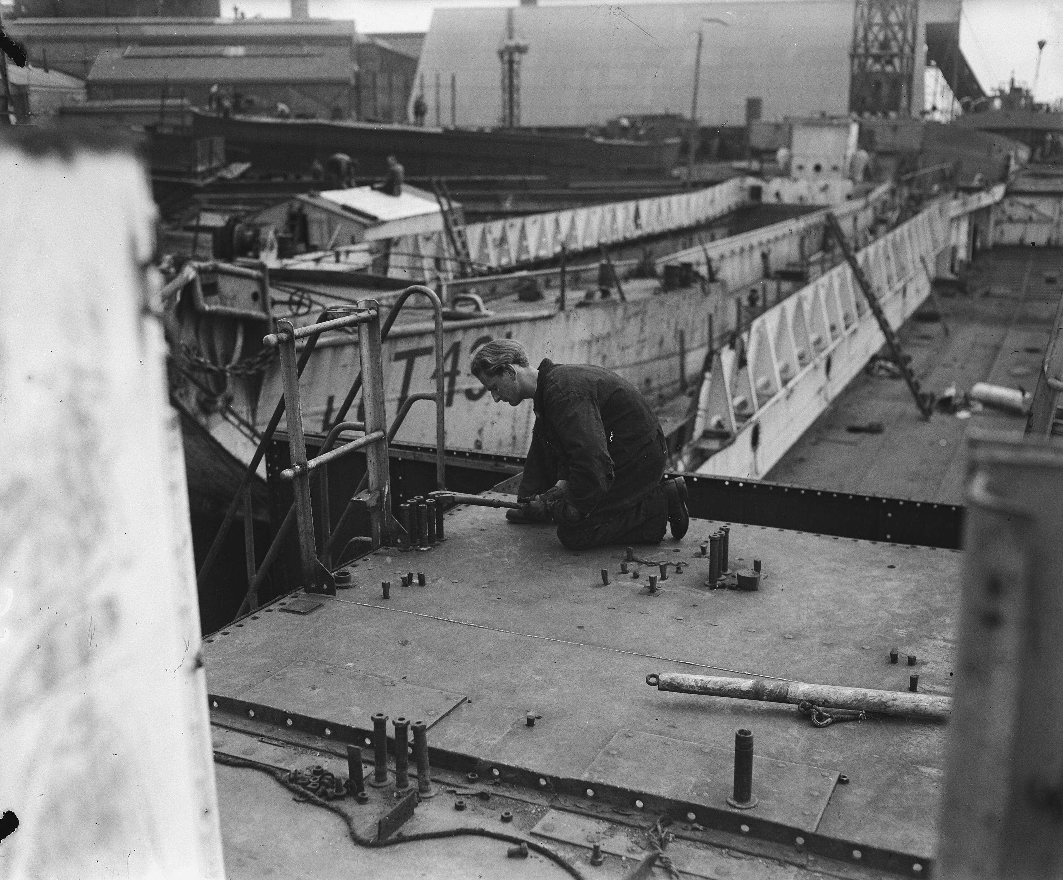 Landingsvaartuigen bij Werf Verschure & Co te Amsterdam — Landingsvaartuigen worden omgebouwd tot vrachtschepen bij Werf Verschure & Co te Amsterdam — Foto: Zeylemaker, Co / Anefo. Licentie: Set B: Rechtenvrij / Publiek Domein. Bron: Nationaal Archief. http://hdl.handle.net/10648/a8a7035e-d0b4-102d-bcf8-003048976d84