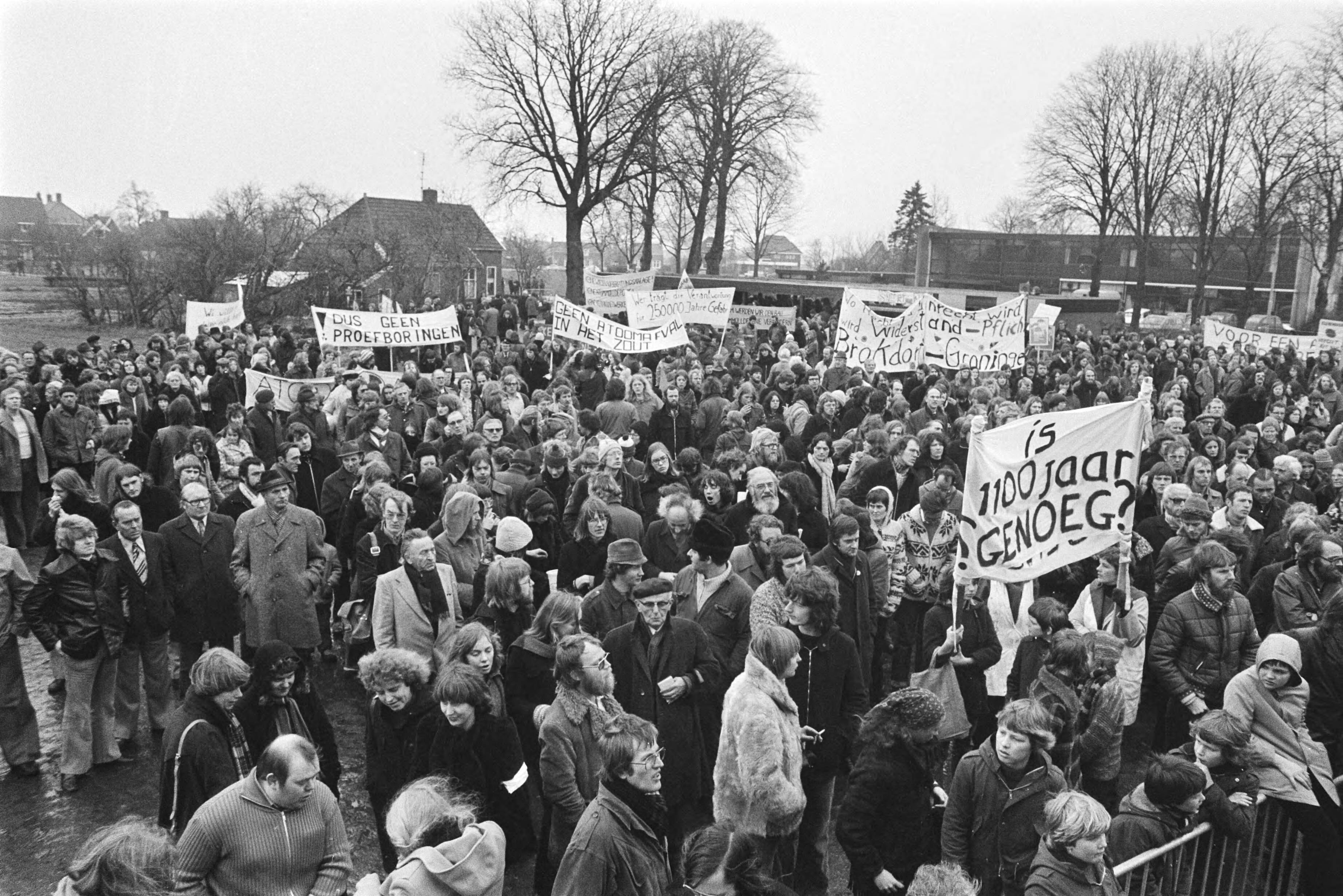 Fotocollectie Anefo — Manifestatie tegen plannen opslaan atoomafval in Onstwedde Groningen; demonstranten bijeen in Onstwedde — Foto: Bogaerts, Rob / Anefo. Licentie: Set B: Rechtenvrij / Publiek Domein. Bron: Nationaal Archief. http://hdl.handle.net/10648/ac951a8c-d0b4-102d-bcf8-003048976d84