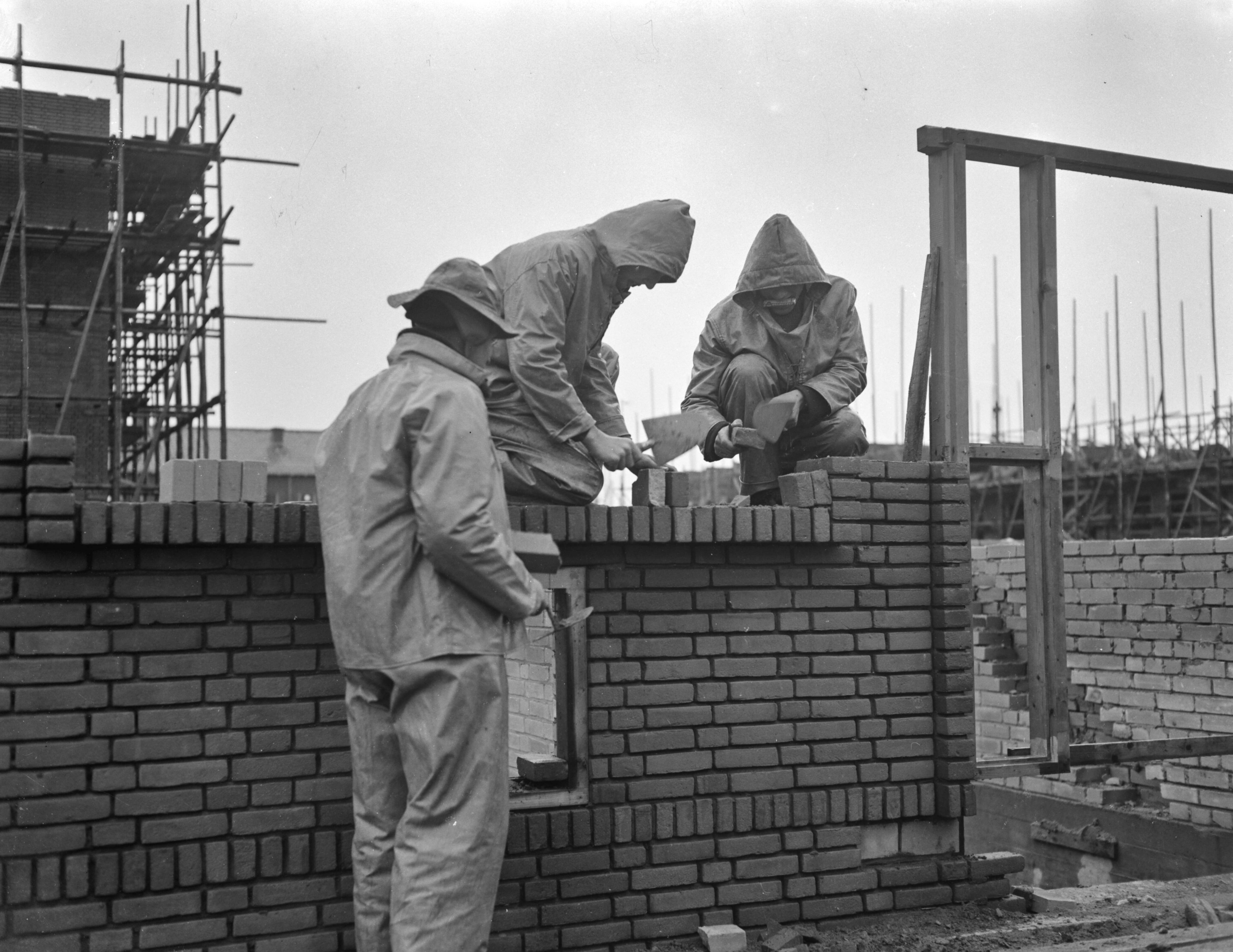 Fotocollectie Anefo — Versnelling woningbouw in de winter (Rijswijk), kleding van de overheid voor de bouwvakarbeiders — Foto: Pot, Harry / Anefo. Licentie: Set B: Rechtenvrij / Publiek Domein. Bron: Nationaal Archief. http://hdl.handle.net/10648/ad76f89e-d0b4-102d-bcf8-003048976d84