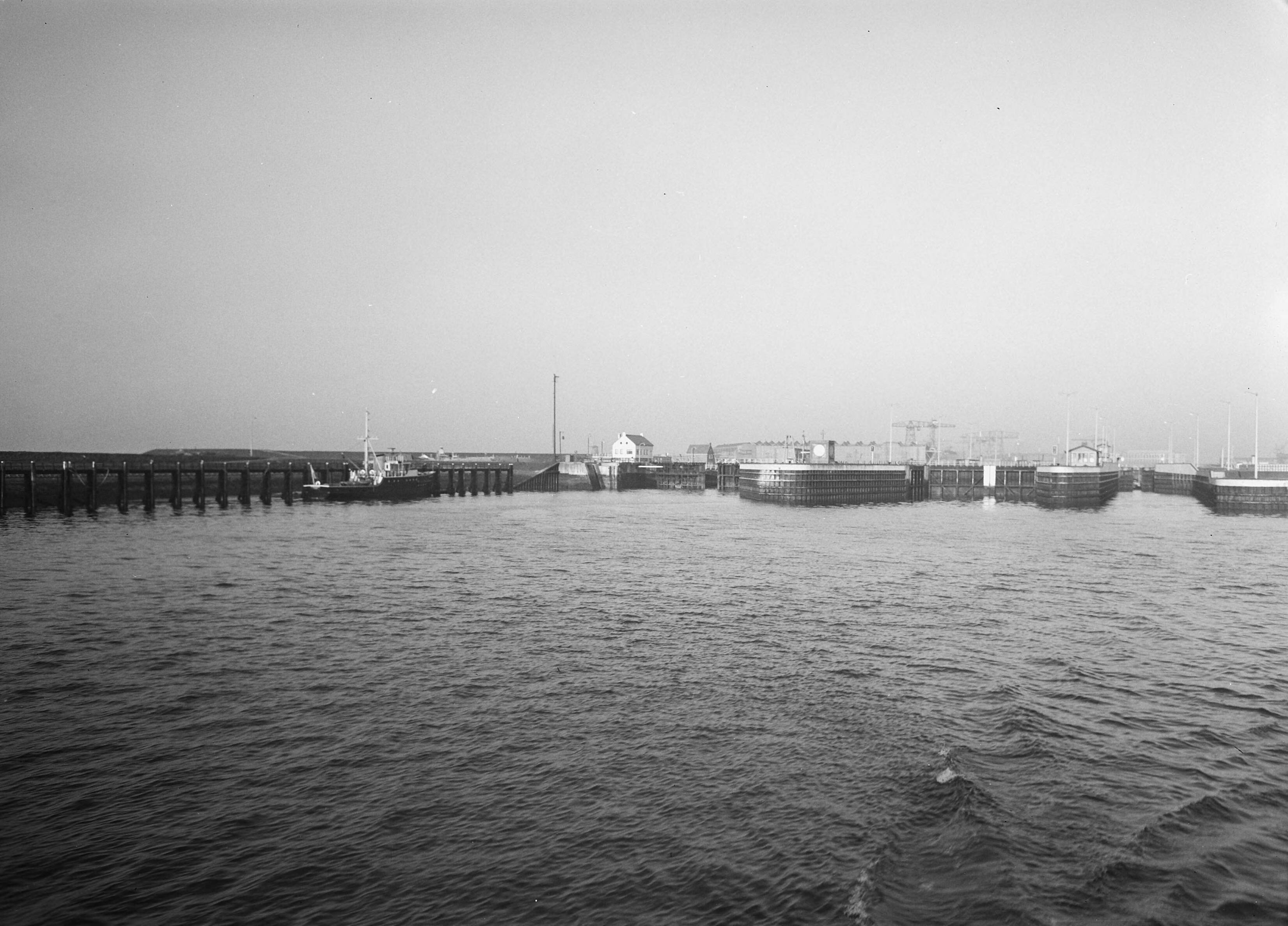 Fotocollectie Nederlandse Heidemaatschappij — Haven van Vlissingen, vanaf de boot naar Breskens — Foto: Eyssen, [...] / Heidemij. Licentie: Set B: Rechtenvrij / Publiek Domein. Bron: Nationaal Archief. http://hdl.handle.net/10648/ae7b4466-d0b4-102d-bcf8-003048976d84