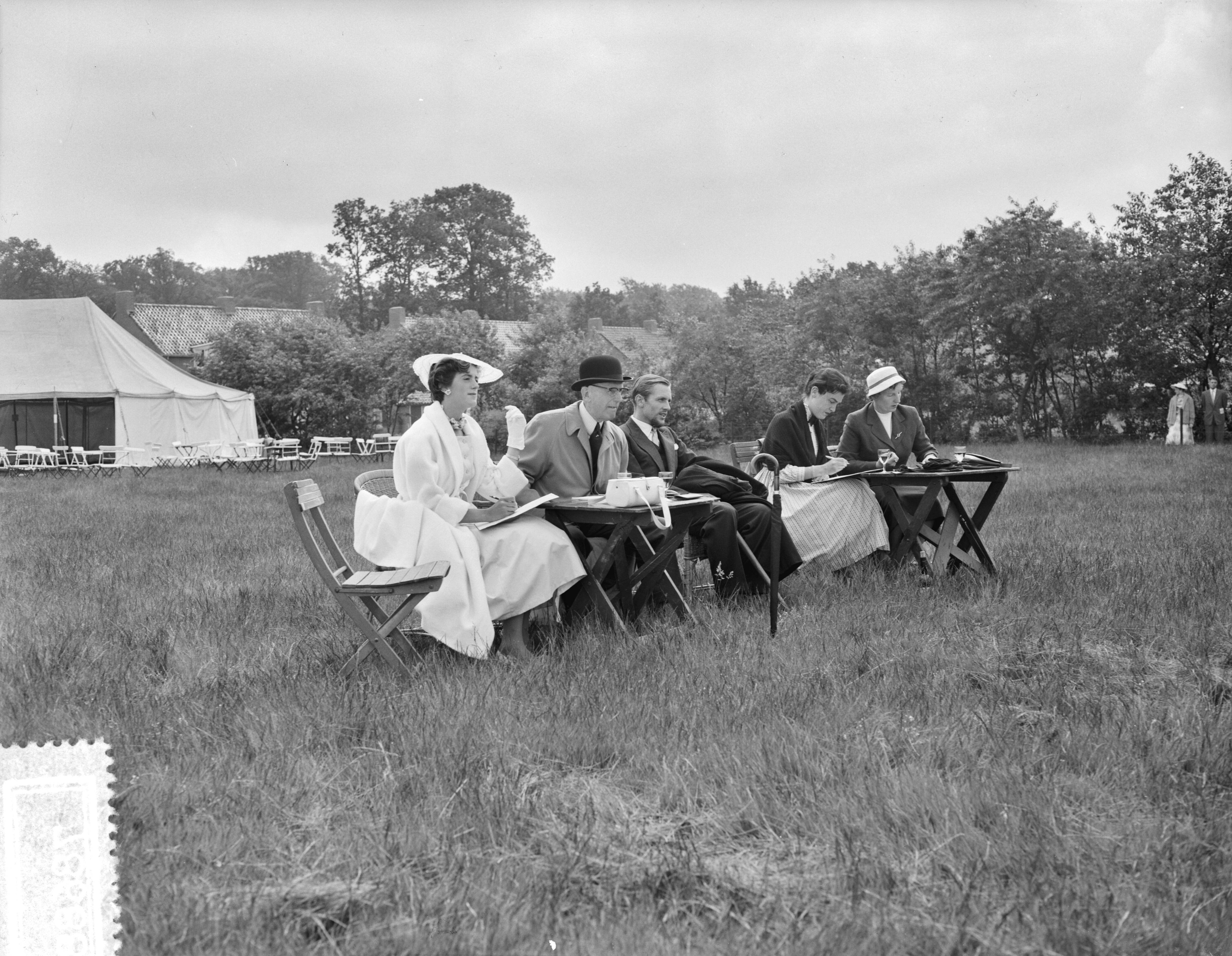Lustrum USC Utrecht (1956) — Dressuur en Concours Hippique te Lage Vuursche t.g.v. lustrum USC — Foto: Rossem, Wim van / Anefo. Licentie: Set B: Rechtenvrij / Publiek Domein. Bron: Nationaal Archief. http://hdl.handle.net/10648/a94b12b4-d0b4-102d-bcf8-003048976d84