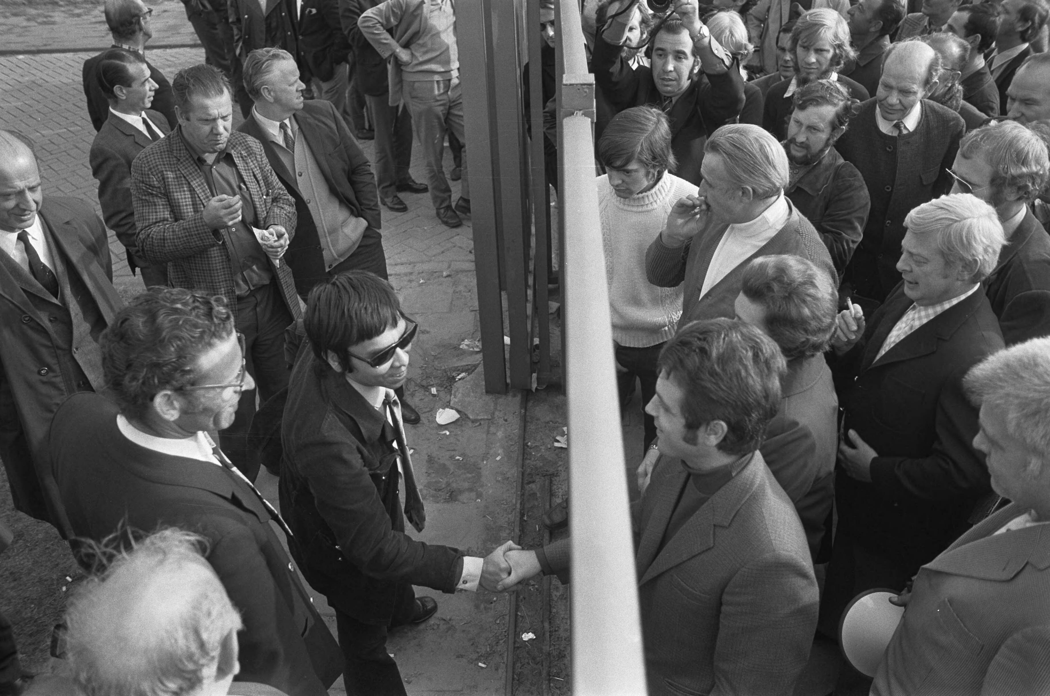 Fotocollectie Anefo — Werknemers hebben ENKA Breda bezet, werknemers AKZO-glanzstoff Wuppertal aan de poort — Foto: Peters, Hans / Anefo. Licentie: Set B: Rechtenvrij / Publiek Domein. Bron: Nationaal Archief. http://hdl.handle.net/10648/abf68dd6-d0b4-102d-bcf8-003048976d84