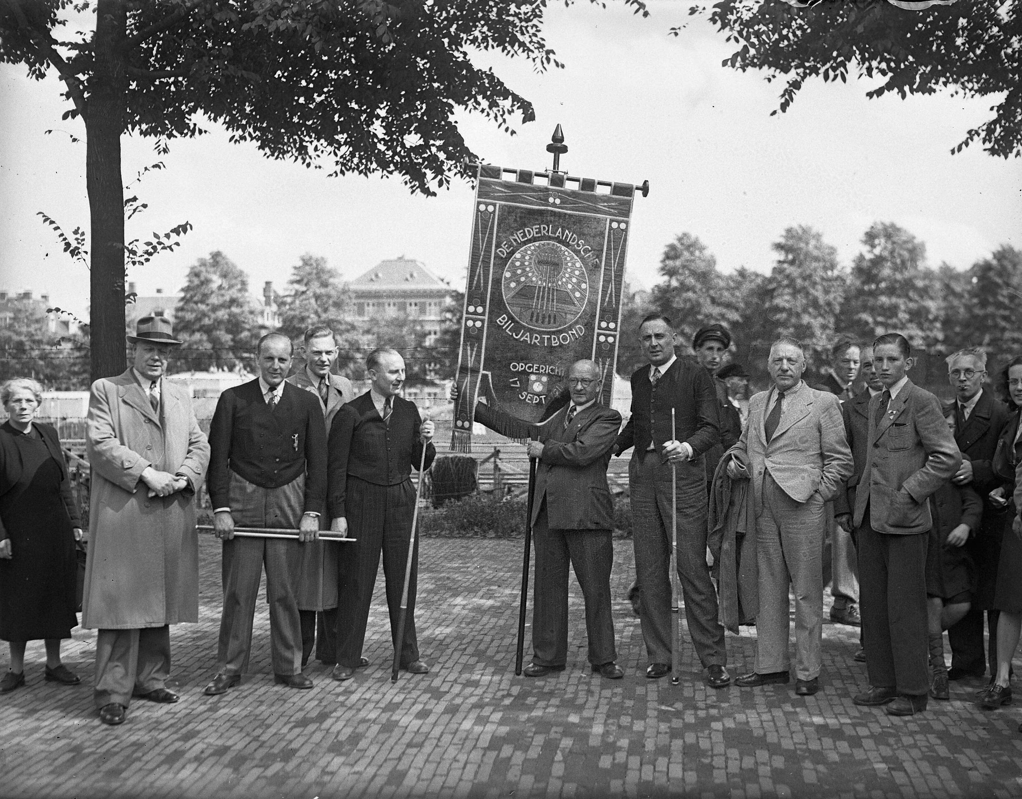Fotocollectie Anefo — Biljartafdeling Amsterdam sportweek — Foto: Moedrik, D. / Anefo. Licentie: Set B: Rechtenvrij / Publiek Domein. Bron: Nationaal Archief. http://hdl.handle.net/10648/a8aa5b8a-d0b4-102d-bcf8-003048976d84