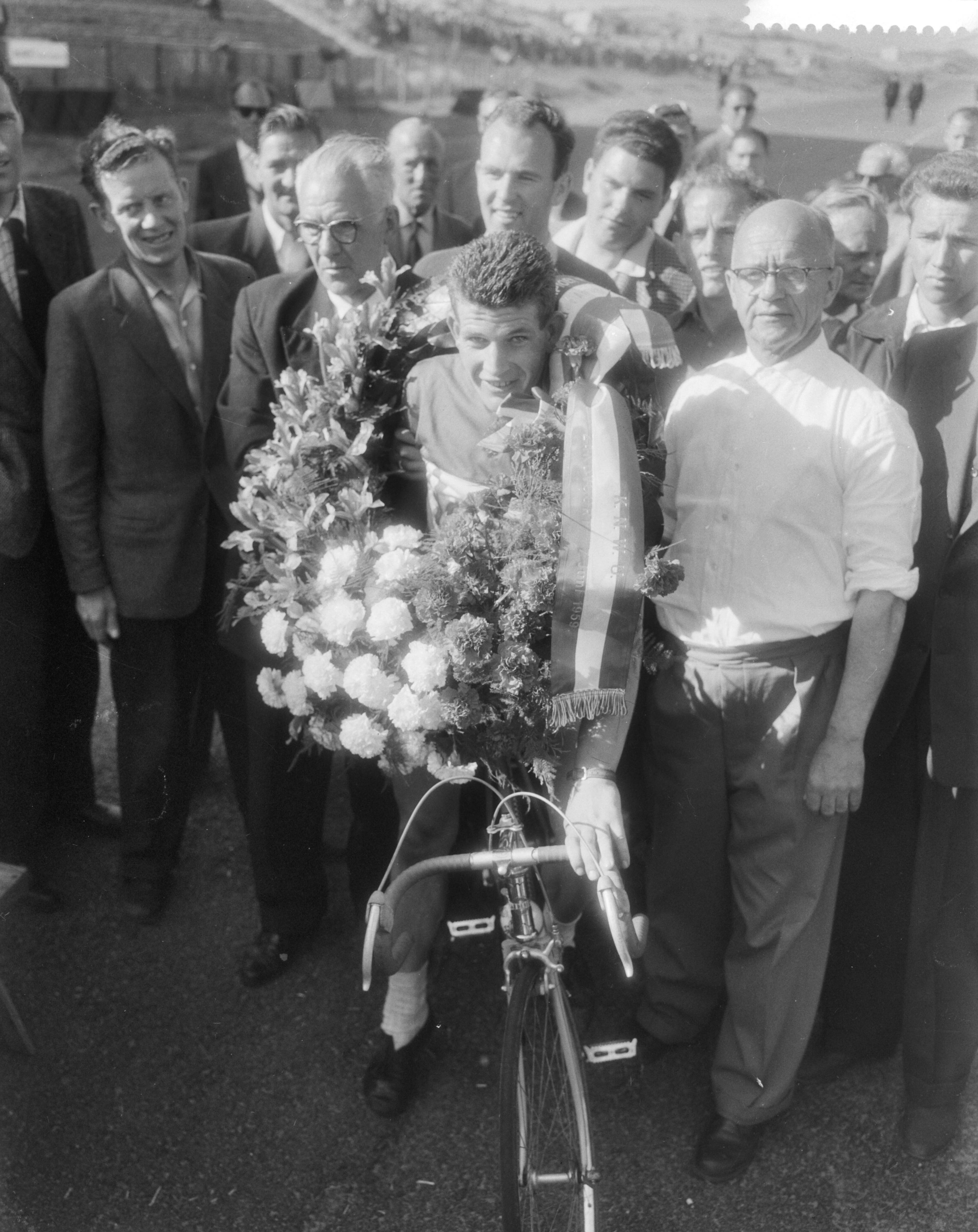 Fotocollectie Anefo — Nederlands kampioenschap wielrennen op de weg voor amateurs op het circuit van Zandvoort. Huldiging kampioen Dick Enthoven (De Bataaf) — Foto: Pot, Harry / Anefo. Licentie: Set B: Rechtenvrij / Publiek Domein. Bron: Nationaal Archief. http://hdl.handle.net/10648/a995de20-d0b4-102d-bcf8-003048976d84