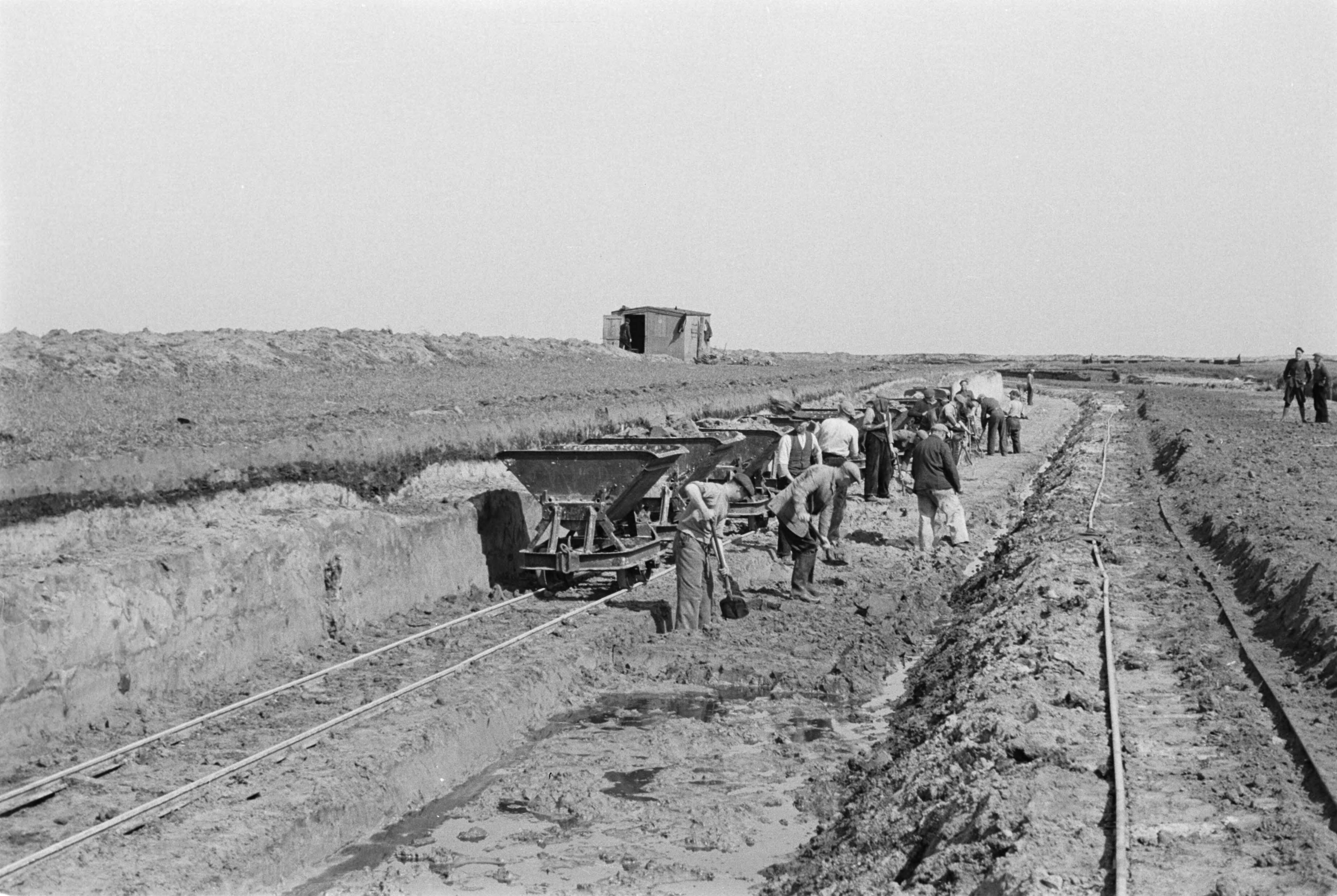 Fotocollectie Nederlandse Heidemaatschappij — Werkzaamheden Winschoterdiep — Foto: Fotograaf Onbekend / Heidemij. Licentie: Set B: Rechtenvrij / Publiek Domein. Bron: Nationaal Archief. http://hdl.handle.net/10648/ae890b14-d0b4-102d-bcf8-003048976d84