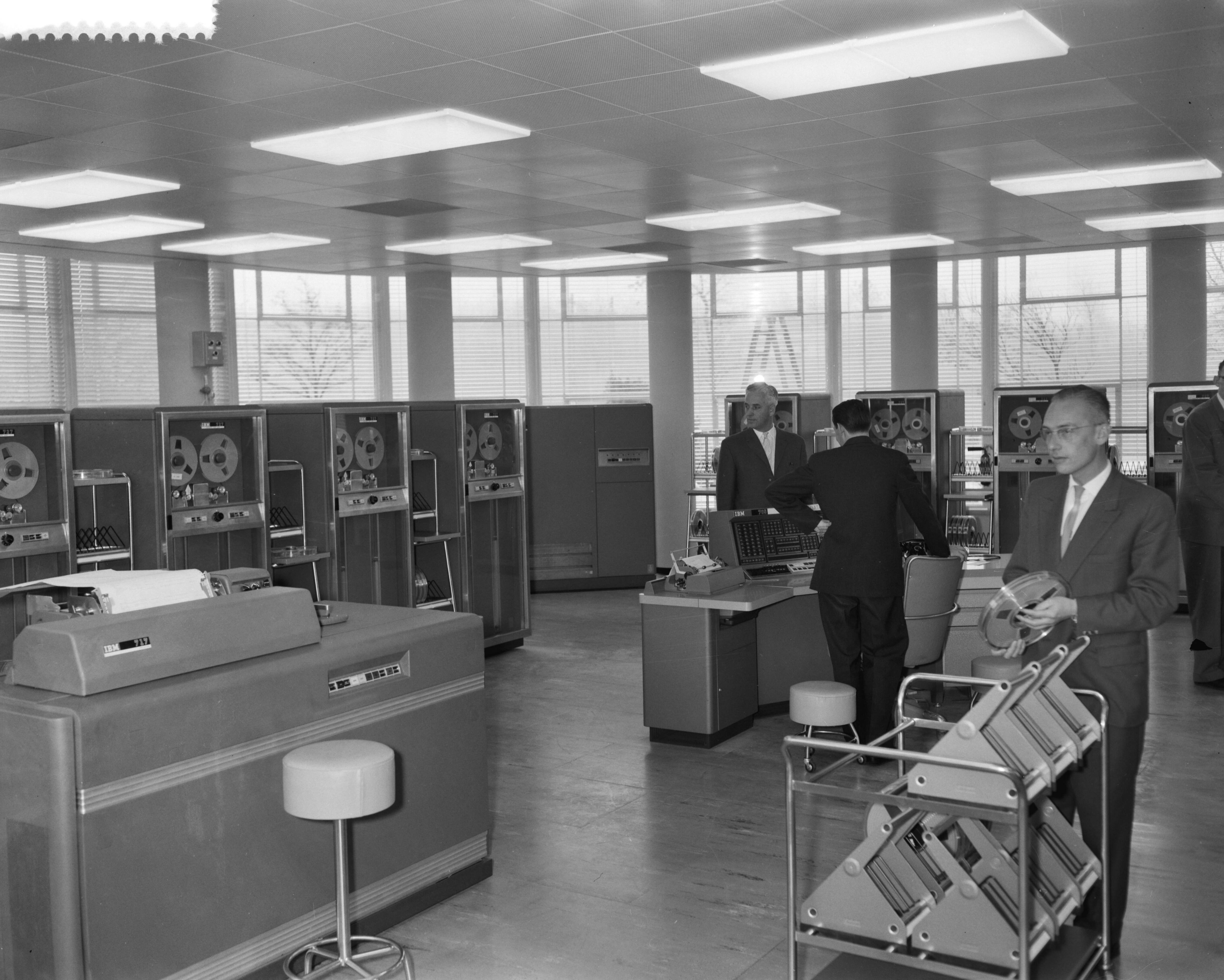 Fotocollectie Anefo — Ingebruikname van elektronisch rekencentrum bij de KLM te Den Haag — Foto: Bilsen, Joop van / Anefo. Licentie: Set B: Rechtenvrij / Publiek Domein. Bron: Nationaal Archief. http://hdl.handle.net/10648/a9a189e6-d0b4-102d-bcf8-003048976d84