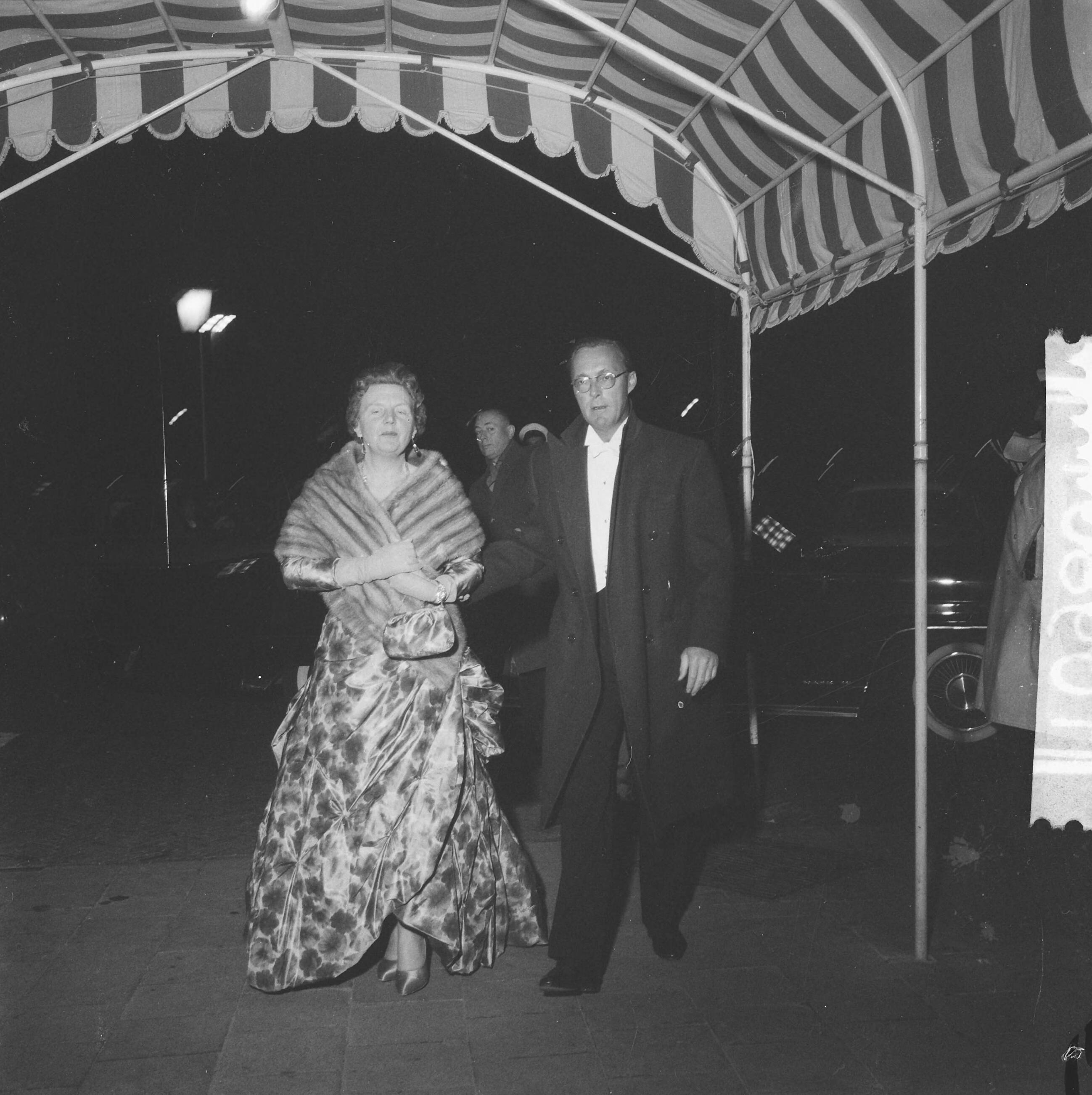 Fotocollectie Anefo — Aankomst van het koninklijk paar bij het Kurhaus te Scheveningen — Foto: Pot, Harry / Anefo. Licentie: Set B: Rechtenvrij / Publiek Domein. Bron: Nationaal Archief. http://hdl.handle.net/10648/a9a6c1fe-d0b4-102d-bcf8-003048976d84