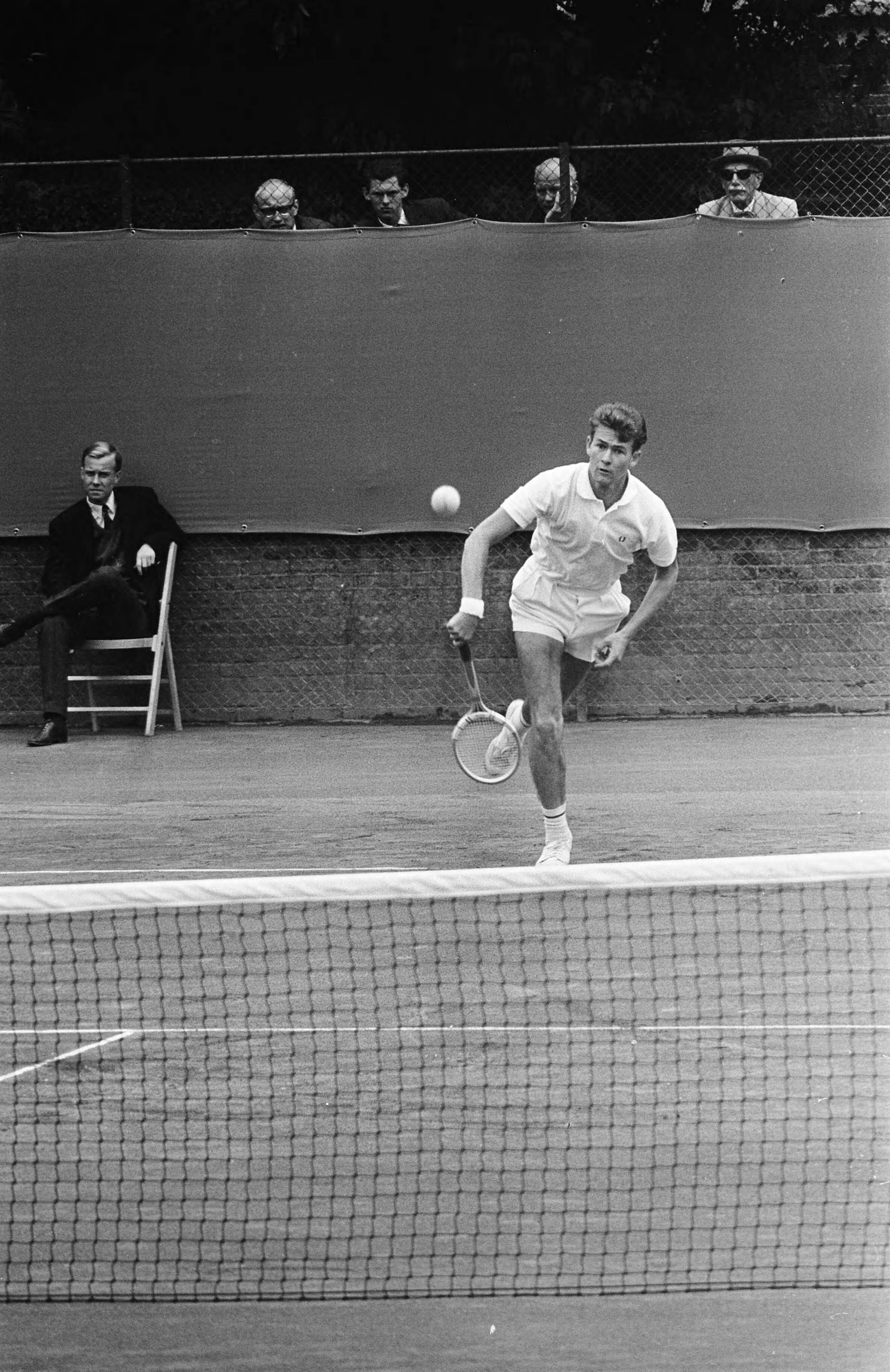 Fotocollectie Anefo — Tennis te Hilversum. De Zuidafrikaan Cliff Drysdale in actie in zijn kwartfinalepartij tegen Pimentel — Foto: Gelderen, Hugo van / Anefo. Licentie: Set B: Rechtenvrij / Publiek Domein. Bron: Nationaal Archief. http://hdl.handle.net/10648/aa71f180-d0b4-102d-bcf8-003048976d84