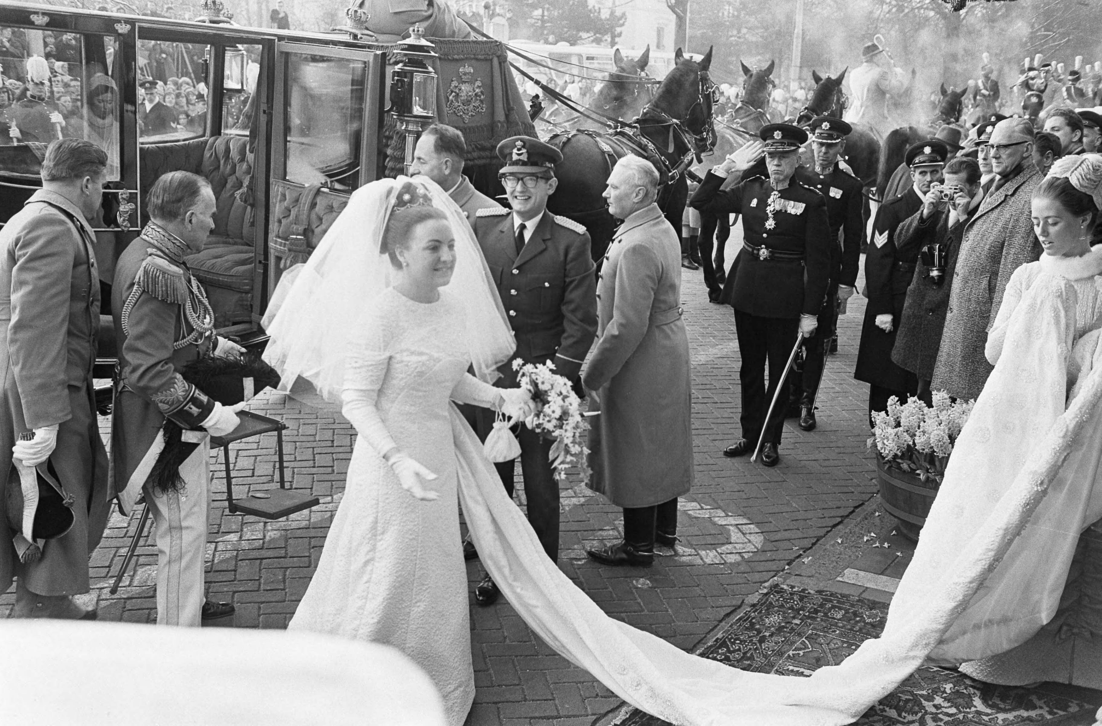 Fotocollectie Anefo — Huwelijk prinses Margriet en mr. Pieter van Vollenhoven bruidspaar bij aankomst Stadhuis Den Haag — Foto: Evers, Joost / Anefo. Licentie: Set B: Rechtenvrij / Publiek Domein. Bron: Nationaal Archief. http://hdl.handle.net/10648/ab0b79f4-d0b4-102d-bcf8-003048976d84