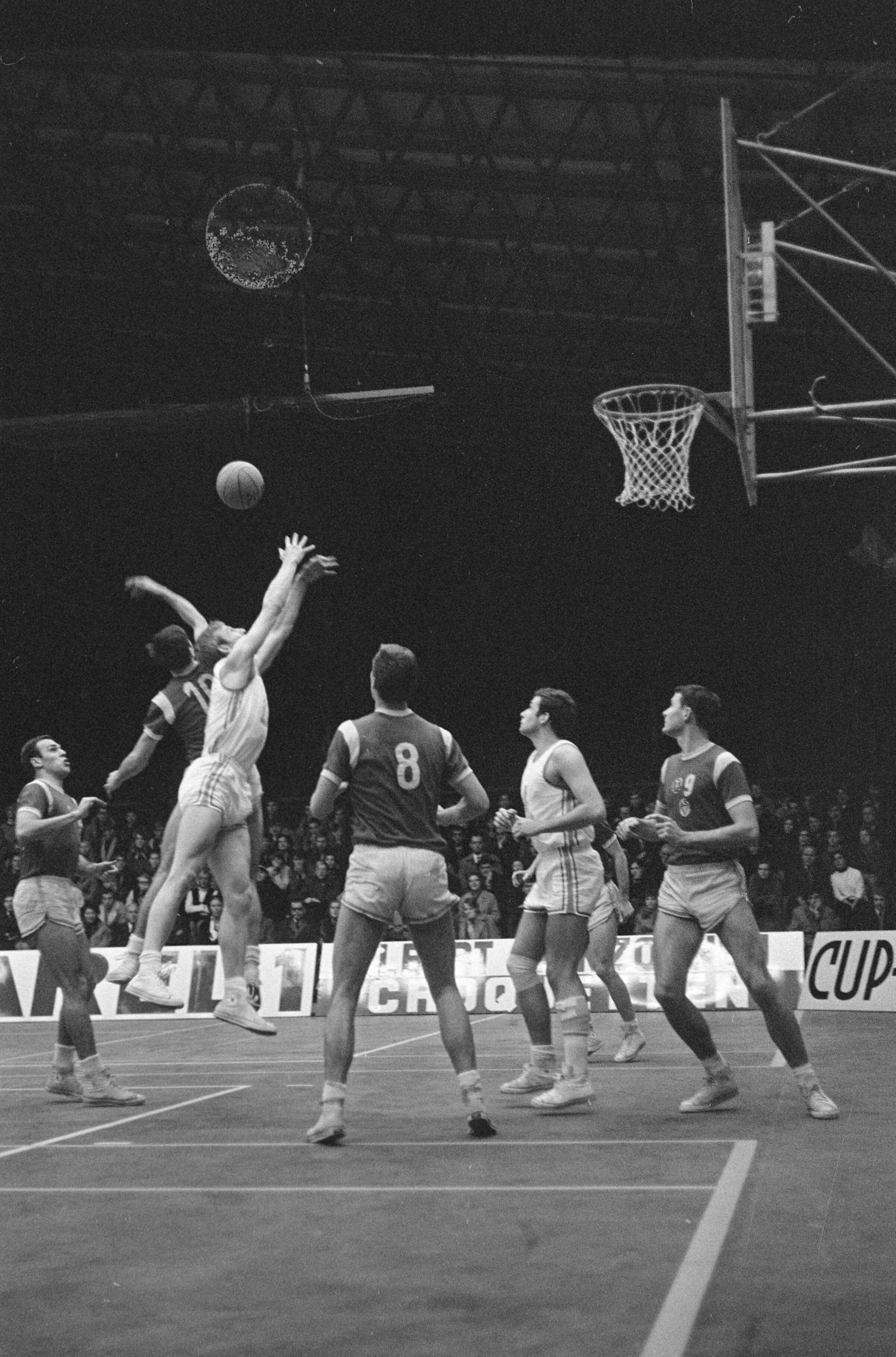 Fotocollectie Anefo — Europa Cup Basketbal. Haarlem Flamingo's -Vorwärts Leipzig (70-75). Spelmoment — Foto: Koch, Eric / Anefo. Licentie: Set B: Rechtenvrij / Publiek Domein. Bron: Nationaal Archief. http://hdl.handle.net/10648/ab54c866-d0b4-102d-bcf8-003048976d84