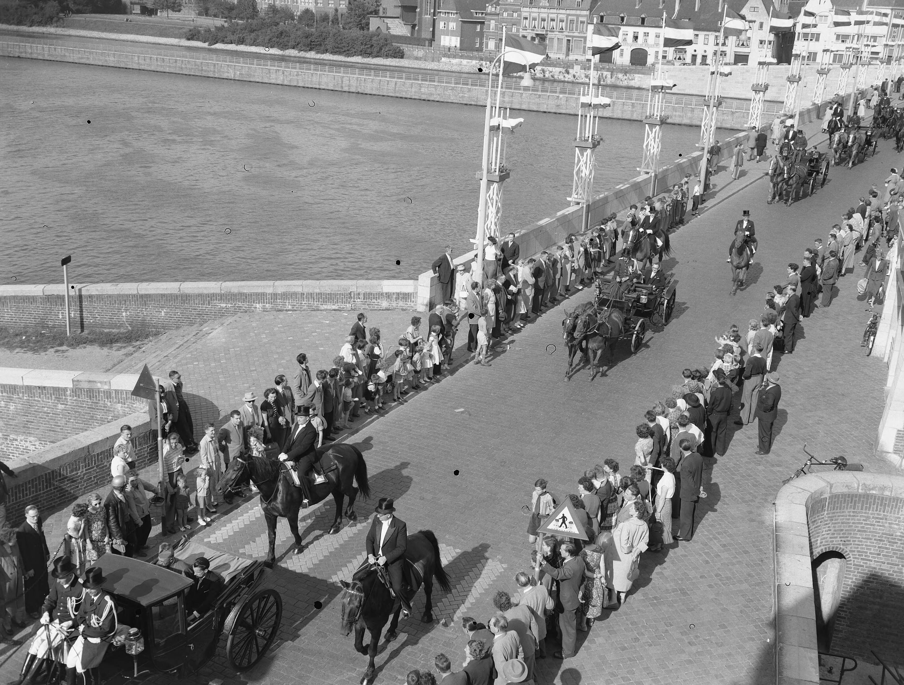 Fotocollectie Anefo — Heiligdomsvaart Maastricht. Overzicht van de stoet — Foto: Pot, Harry / Anefo. Licentie: Set B: Rechtenvrij / Publiek Domein. Bron: Nationaal Archief. http://hdl.handle.net/10648/a937fe5e-d0b4-102d-bcf8-003048976d84