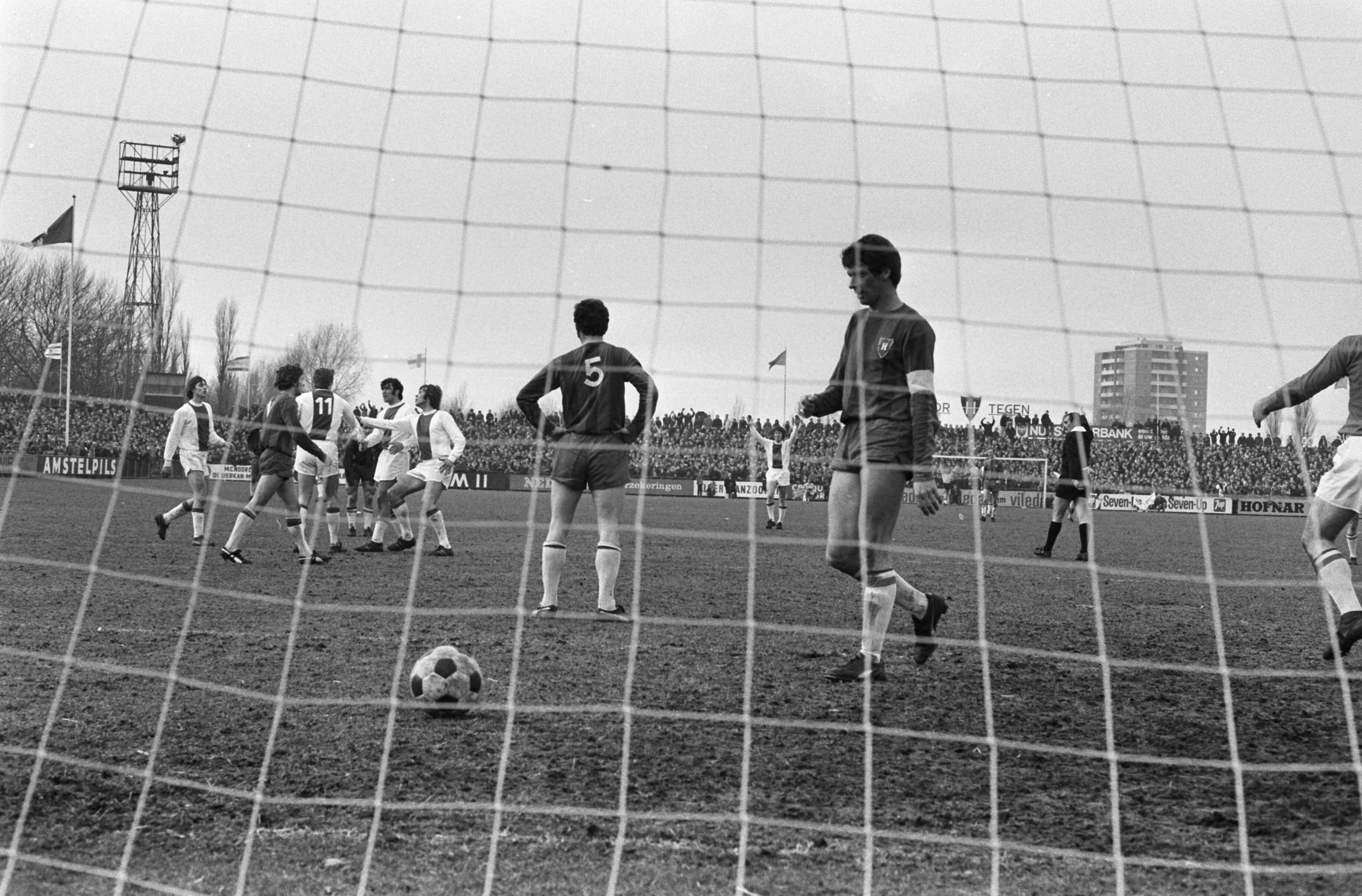 Fotocollectie Anefo — Haarlem tegen Ajax 0-1. Keizer wordt omhelsd door clubgenoten na een doelpunt — Foto: Verhoeff, Bert / Anefo. Licentie: Set B: Rechtenvrij / Publiek Domein. Bron: Nationaal Archief. http://hdl.handle.net/10648/ab8ff396-d0b4-102d-bcf8-003048976d84