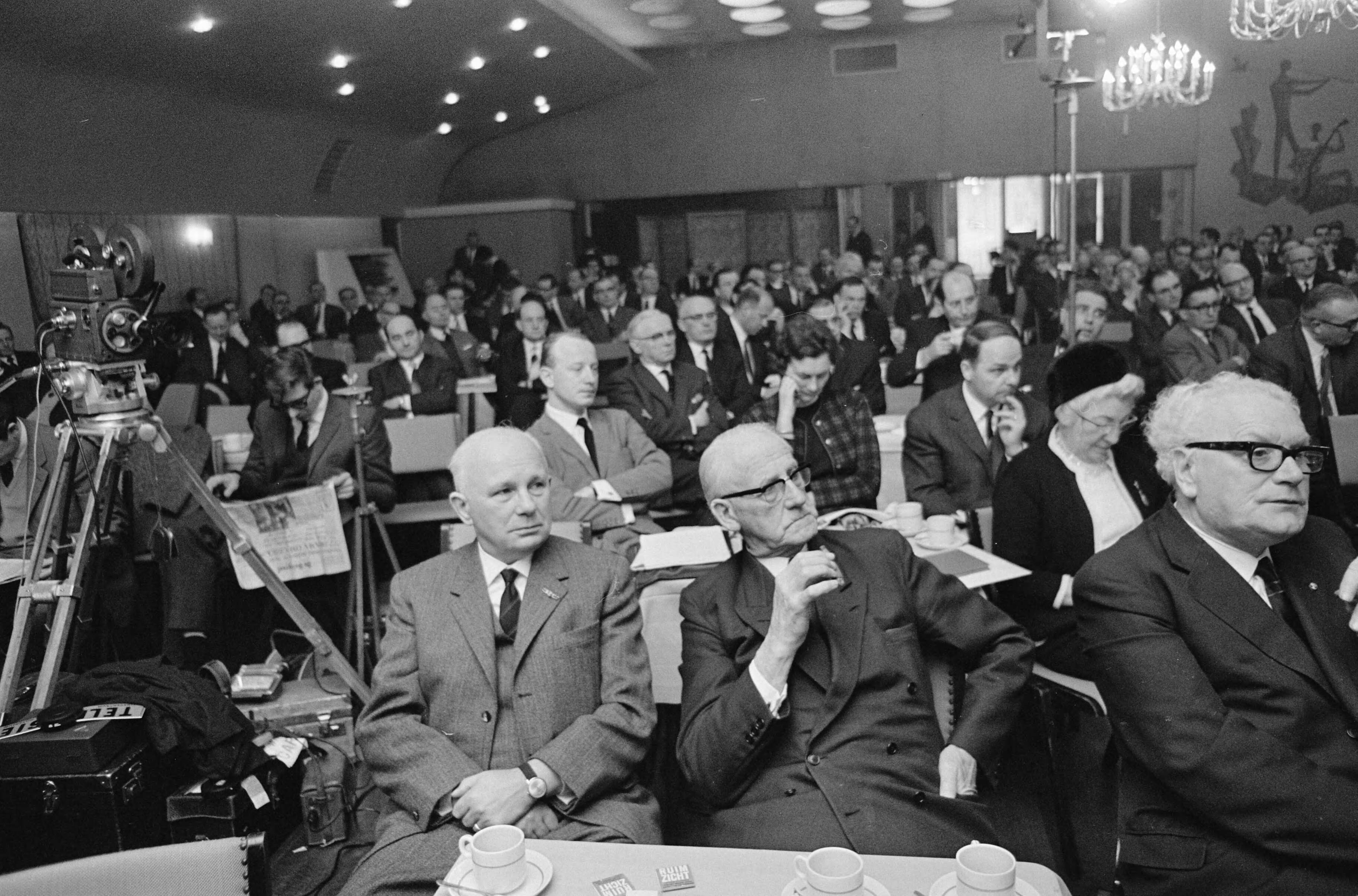 Fotocollectie Anefo — Najaars-verbondsraadsvergadering NKV te Utrecht, overzichten — Foto: Nijs, Jac. de / Anefo. Licentie: Set B: Rechtenvrij / Publiek Domein. Bron: Nationaal Archief. http://hdl.handle.net/10648/ab090ab6-d0b4-102d-bcf8-003048976d84
