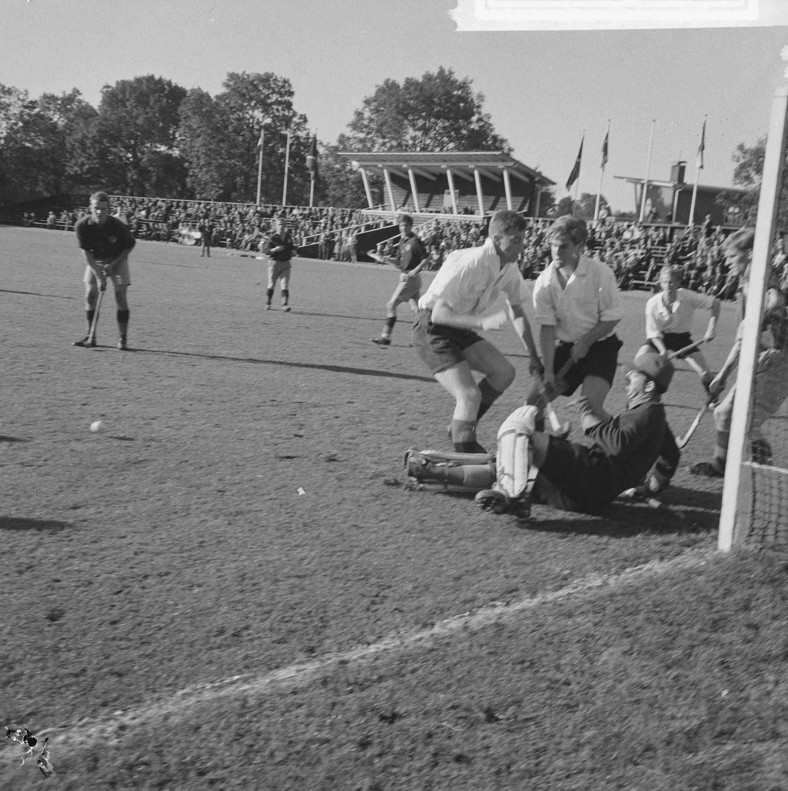 Fotocollectie Anefo — Hockey. Amsterdam - HHYC te Amsterdam: 1-1. Spelmoment — Foto: Nijs, Jac. de / Anefo. Licentie: Set B: Rechtenvrij / Publiek Domein. Bron: Nationaal Archief. http://hdl.handle.net/10648/aac5265c-d0b4-102d-bcf8-003048976d84
