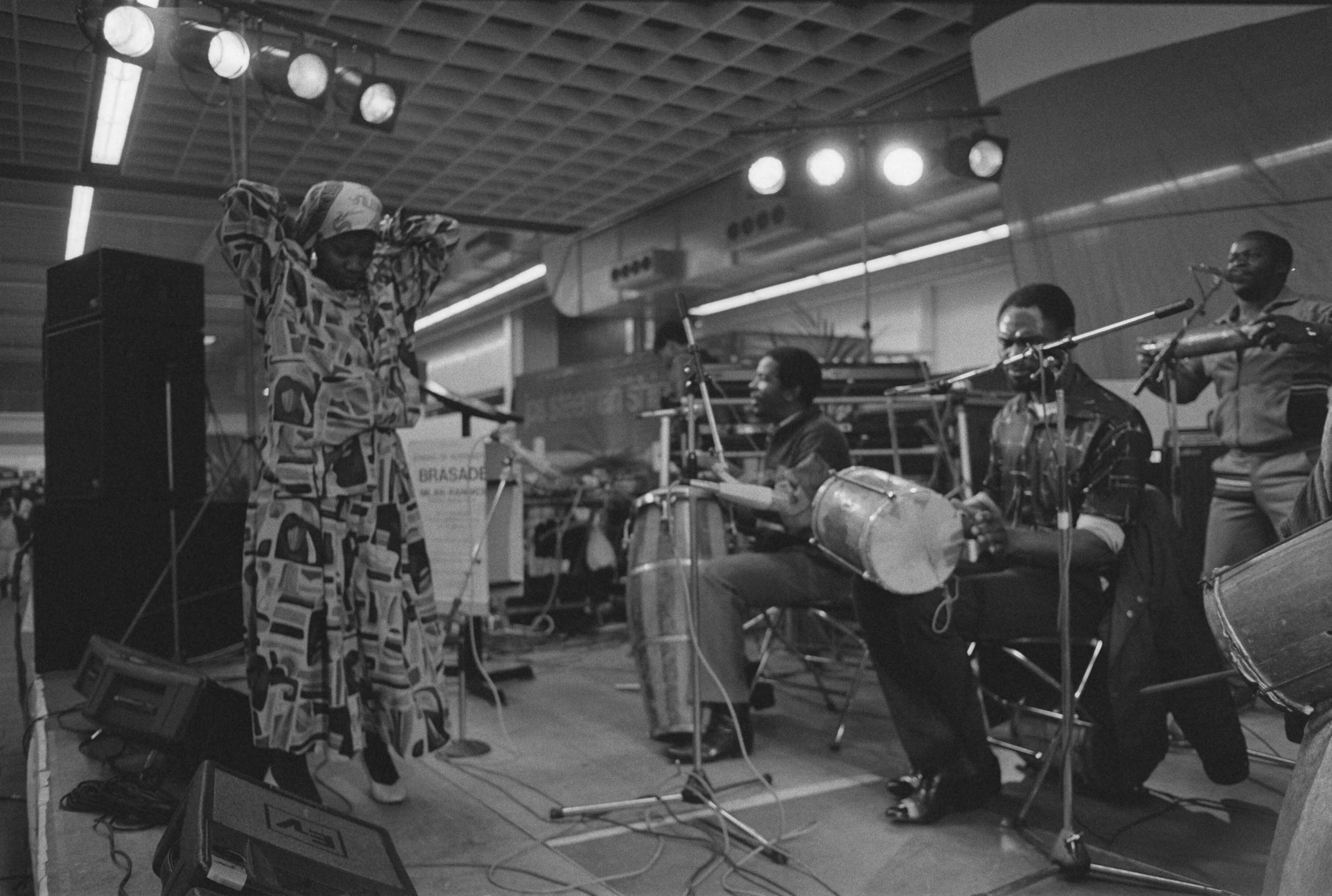 Fotocollectie Anefo — Jaarlijkse "Brasade" voor Surinamers in Jaarbeurs Utrecht Surinaamse vrouwen — Foto: Molendijk, Bart / Anefo. Licentie: Set B: Rechtenvrij / Publiek Domein. Bron: Nationaal Archief. http://hdl.handle.net/10648/ad6677d0-d0b4-102d-bcf8-003048976d84