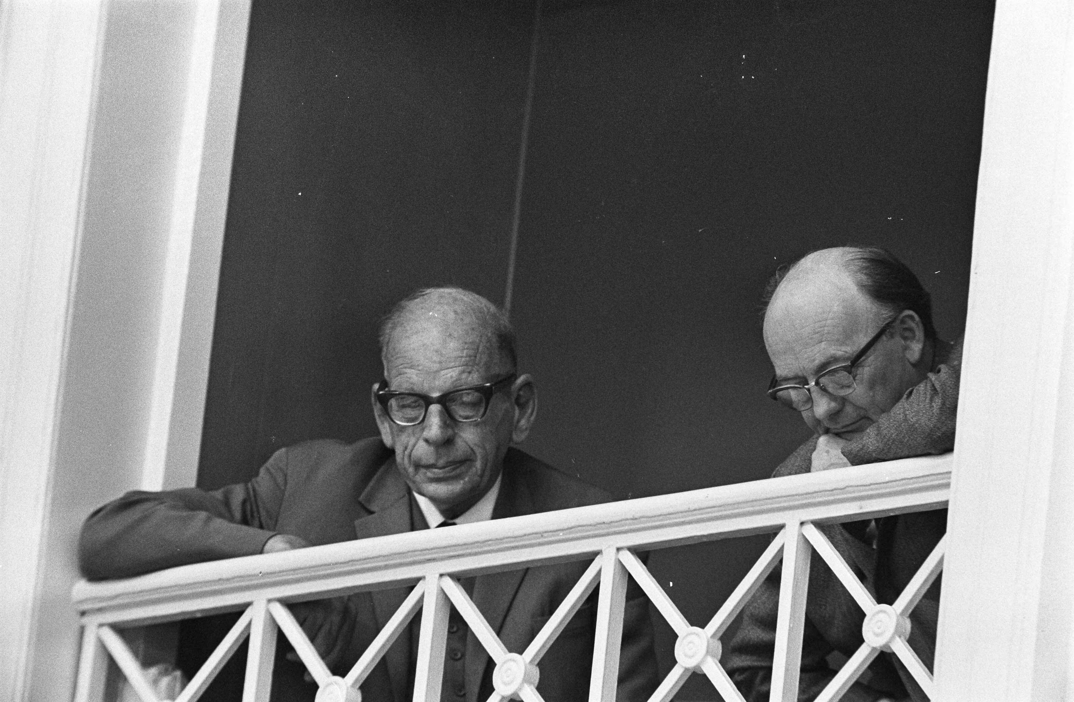 Fotocollectie Anefo — Tweede Kamer behandtelt Nota Veringa over Universiteit Den Haag ; links prof. K. Posthumus (hoofd afdeling hoger onderwijs aan ministerie), r. prof. dr. H. H. — Foto: Koch, Eric / Anefo. Licentie: Set B: Rechtenvrij / Publiek Domein. Bron: Nationaal Archief. http://hdl.handle.net/10648/aba45250-d0b4-102d-bcf8-003048976d84