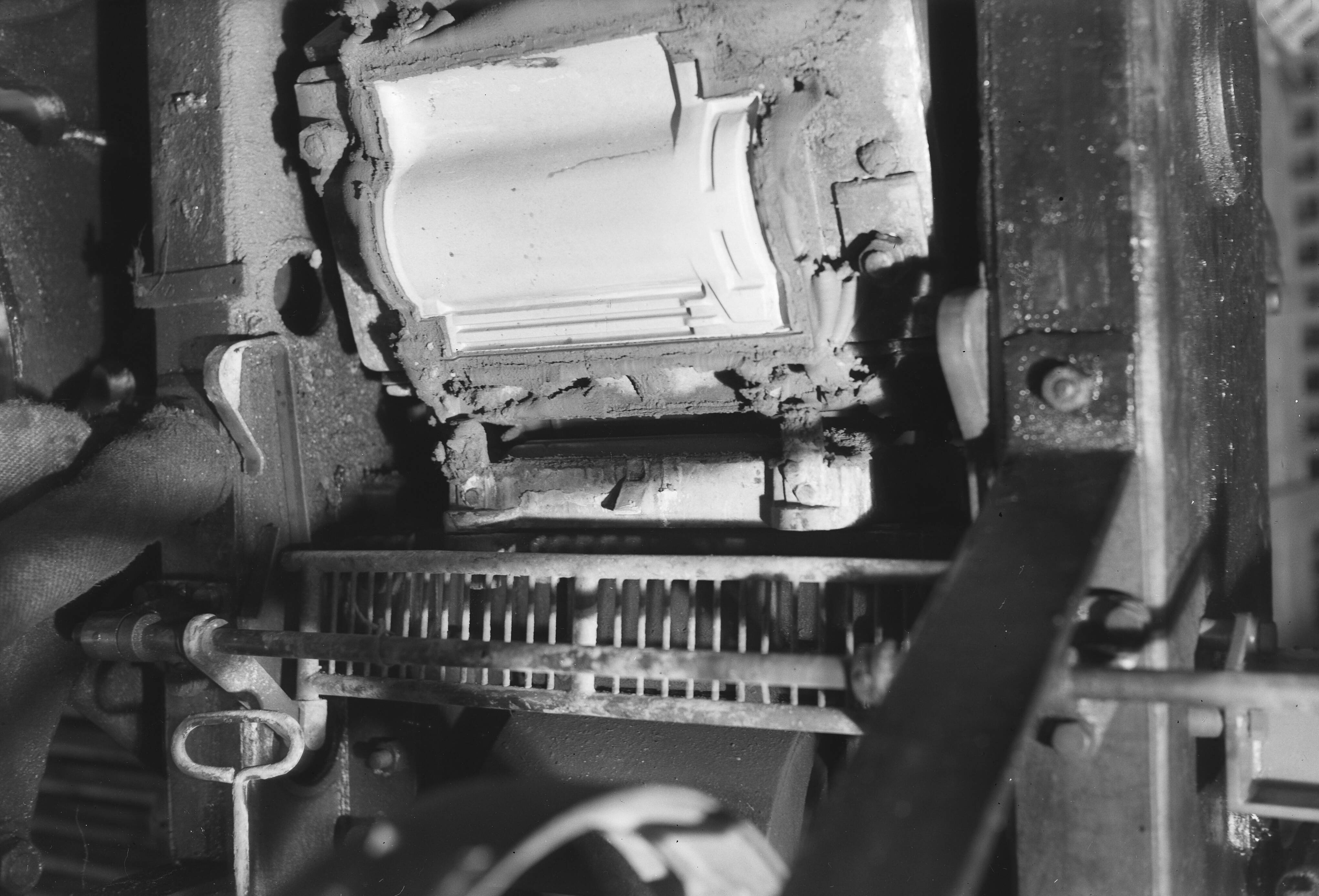 Fotocollectie Arbeidsinspectie — 10x15 Dakpanpers met geopend scherm van de firma Oosthoek te Alphen aan den Rijn — Foto: Onbekend / Publiek Domein of Rechtenvrij. Licentie: Set B: Rechtenvrij / Publiek Domein. Bron: Nationaal Archief. http://hdl.handle.net/10648/ad9f041a-d0b4-102d-bcf8-003048976d84