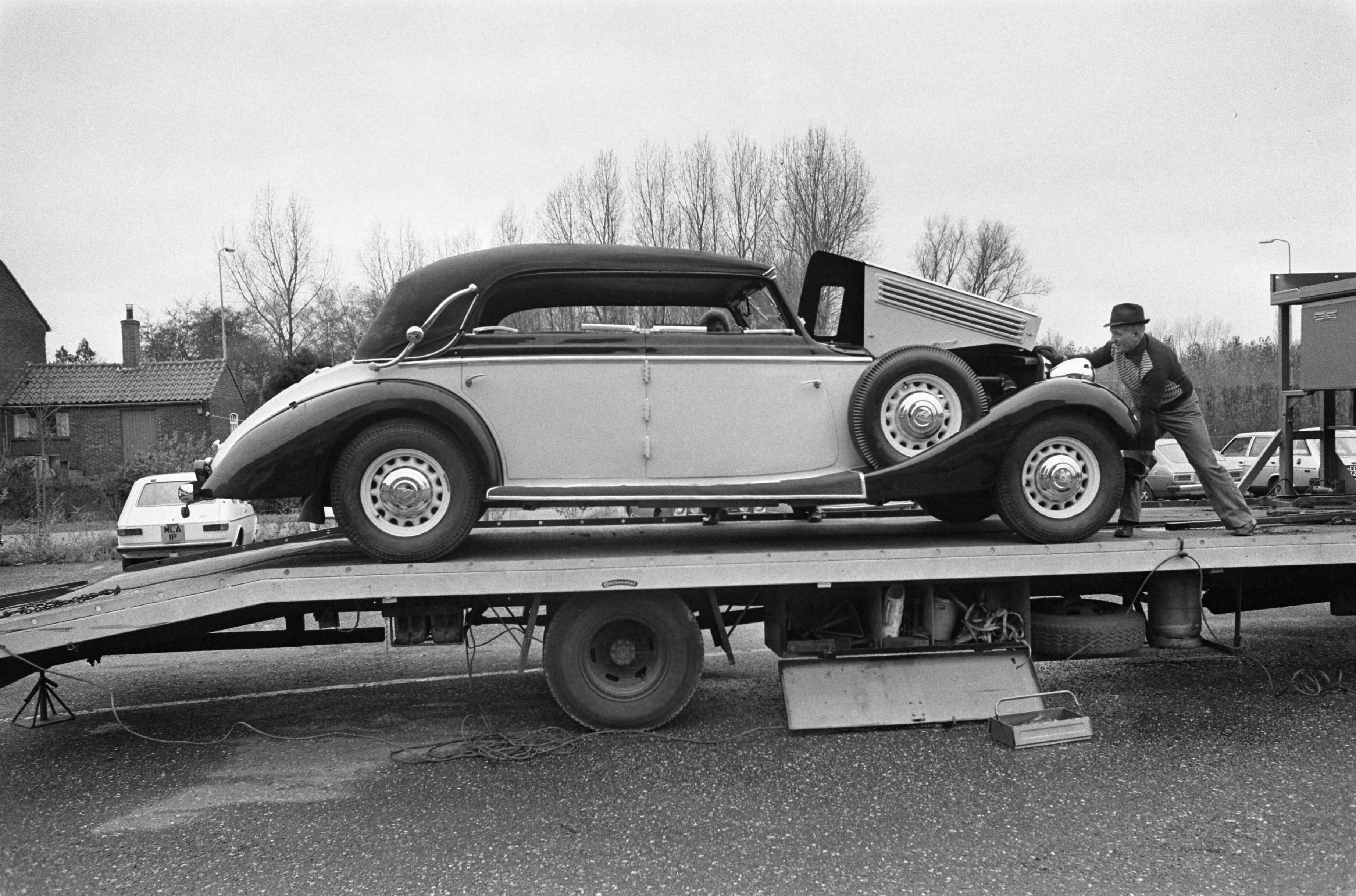 Fotocollectie Anefo — Veiling van Old Timers door Christie, in Automuseum Leidschendam; zescylinder Maybach van Hitlers vriendin Eva Braun — Foto: Peters, Hans / Anefo. Licentie: Set B: Rechtenvrij / Publiek Domein. Bron: Nationaal Archief. http://hdl.handle.net/10648/ac905128-d0b4-102d-bcf8-003048976d84