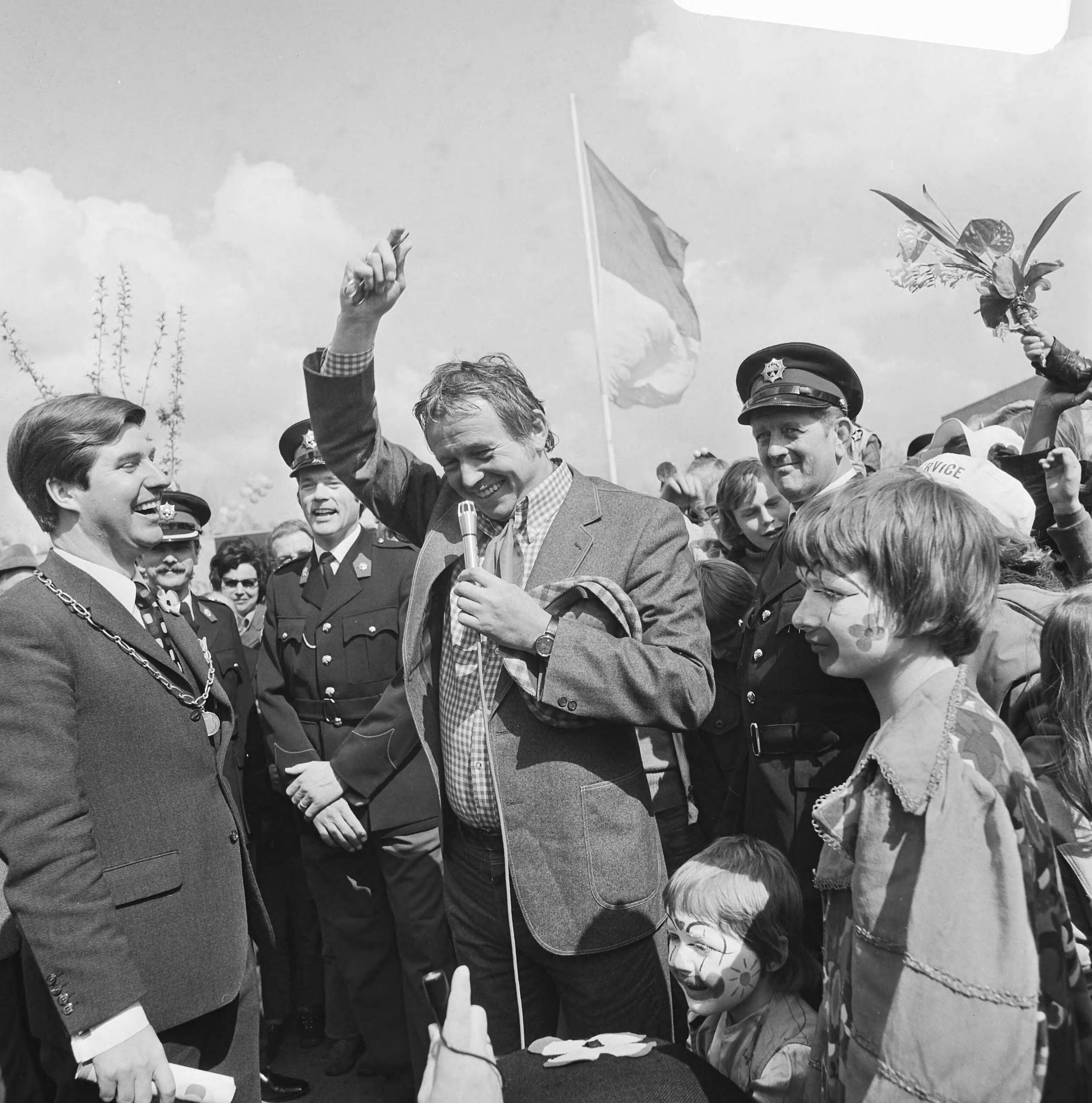 Fotocollectie Anefo — Toon Hermansdag in Haaren — Foto: Mieremet, Rob / Anefo. Licentie: Set B: Rechtenvrij / Publiek Domein. Bron: Nationaal Archief. http://hdl.handle.net/10648/ac2c0d08-d0b4-102d-bcf8-003048976d84
