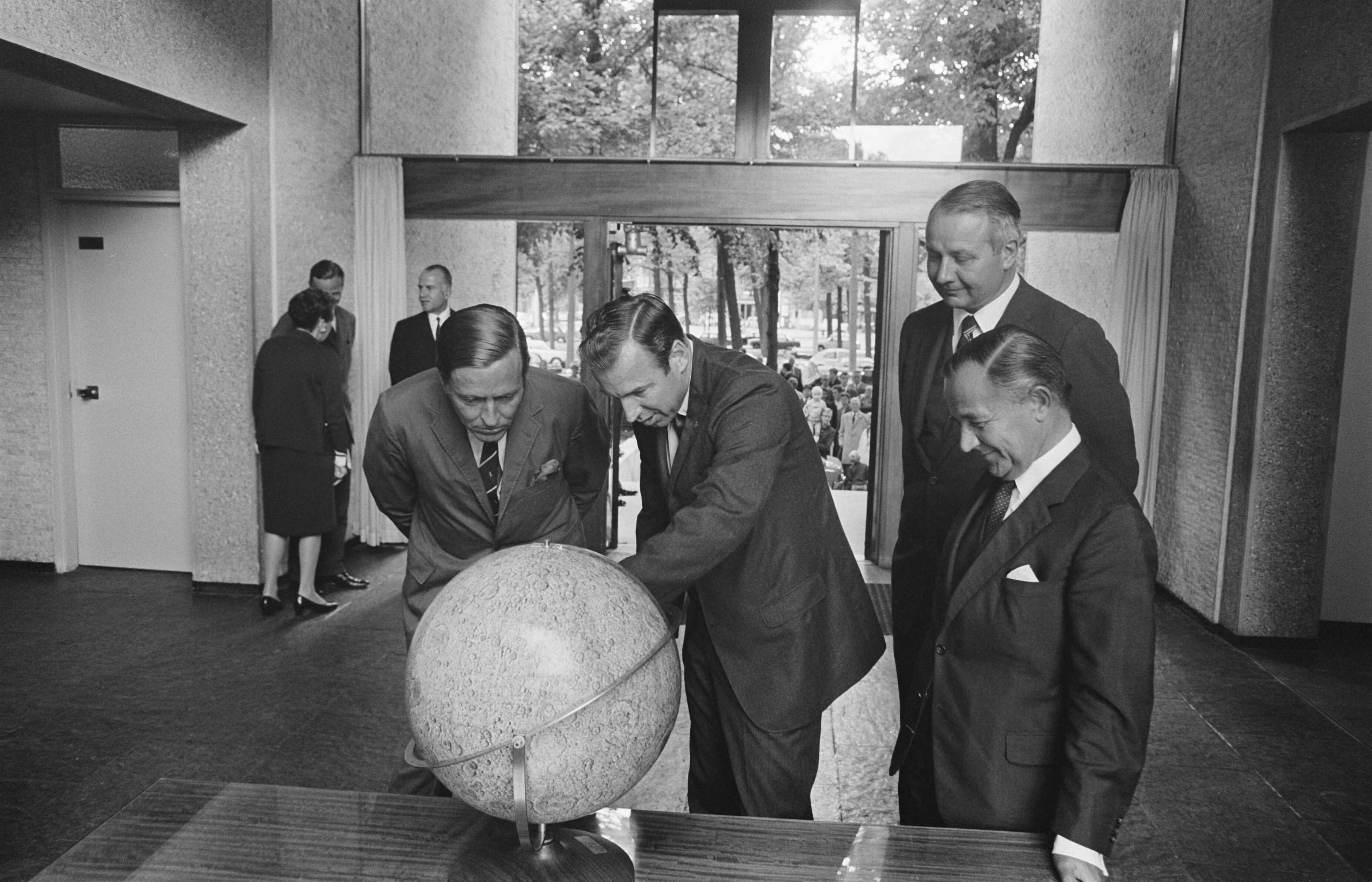 Fotocollectie Anefo — Z. K. H. Pr. Claus bij ontvangst. Amerikaanse astronaut James Lovell op Amerikaanse ambassade te Den Haag : Z. K. H. Pr. Claus bij ontvangst. v.l.n.r. — Foto: Evers, Joost / Anefo. Licentie: Set B: Rechtenvrij / Publiek Domein. Bron: Nationaal Archief. http://hdl.handle.net/10648/ab77044e-d0b4-102d-bcf8-003048976d84