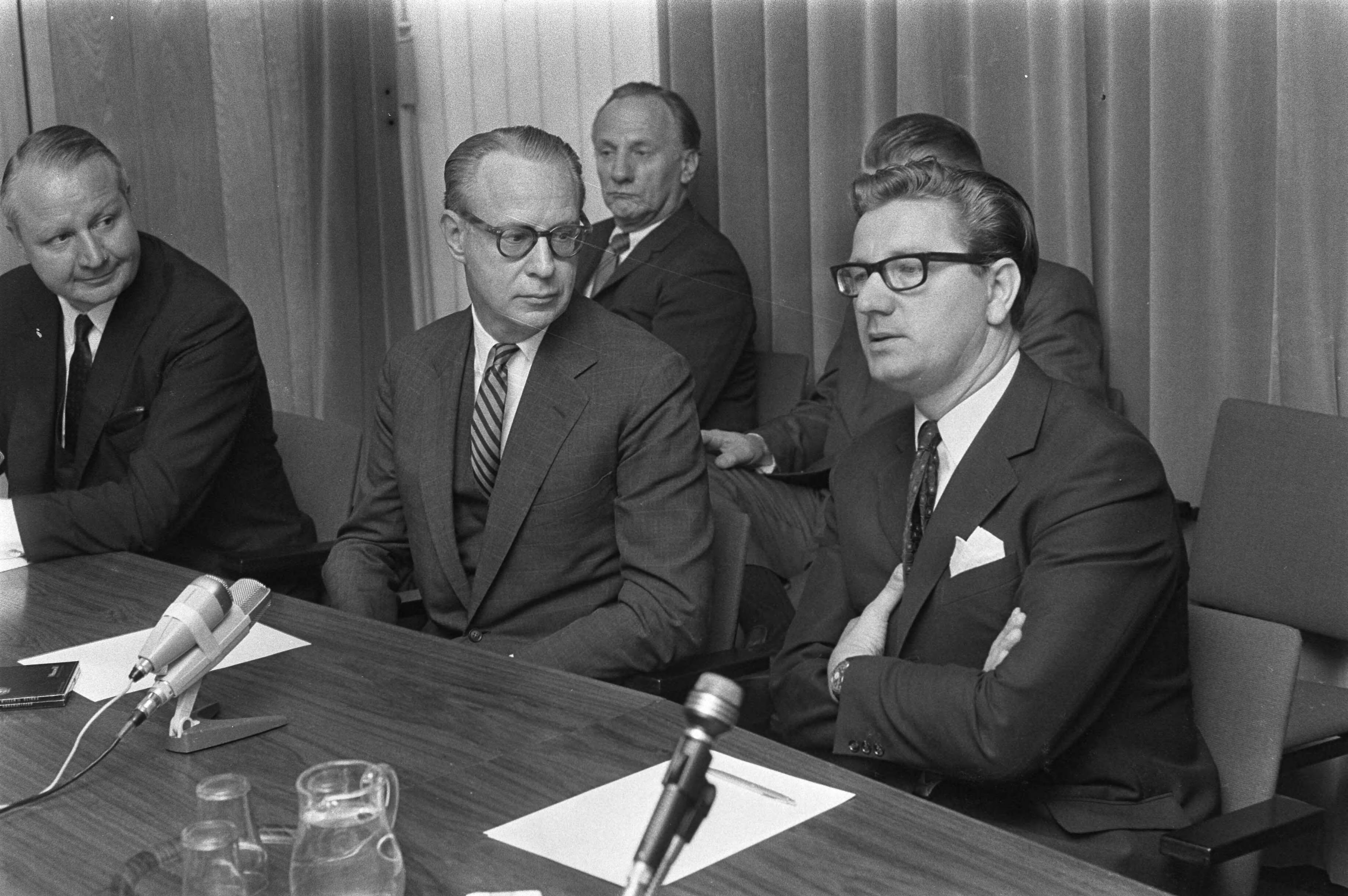 Fotocollectie Anefo — Persconferentie van Amerikaanse Staatssecretaris van Buitenlandse Zaken , John Irwin , Den Haag , v.l.n.r. Middendorp (ambassadeur USA), / — Foto: Verhoeff, Bert / Anefo. Licentie: Set B: Rechtenvrij / Publiek Domein. Bron: Nationaal Archief. http://hdl.handle.net/10648/abd193d2-d0b4-102d-bcf8-003048976d84