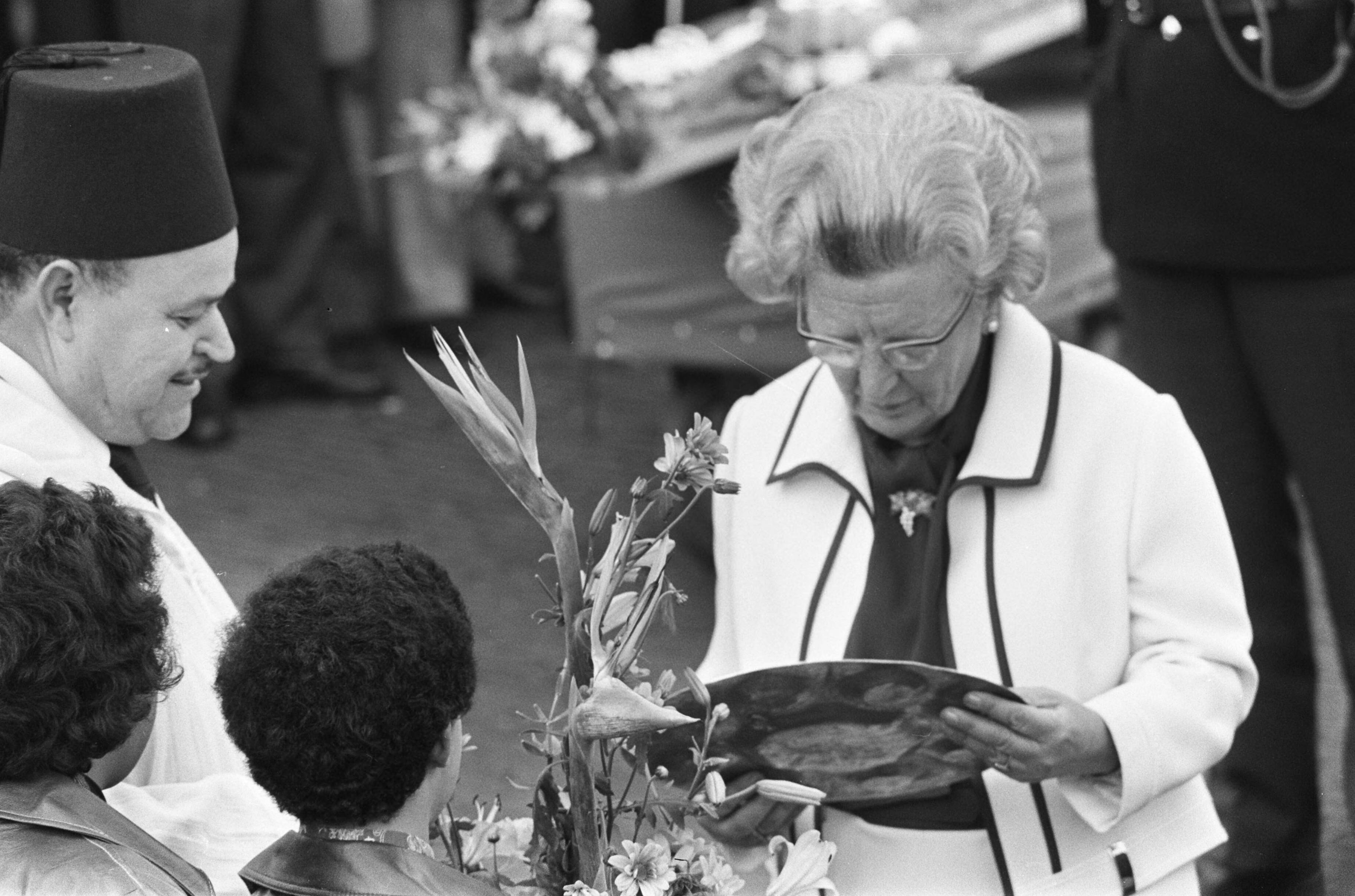 Defilé Paleis Soestdijk — Koningin Juliana neemt een geschenk in ontvangst — Foto: Verhoeff, Bert / Anefo. Licentie: Set B: Rechtenvrij / Publiek Domein. Bron: Nationaal Archief. http://hdl.handle.net/10648/ac67b52e-d0b4-102d-bcf8-003048976d84