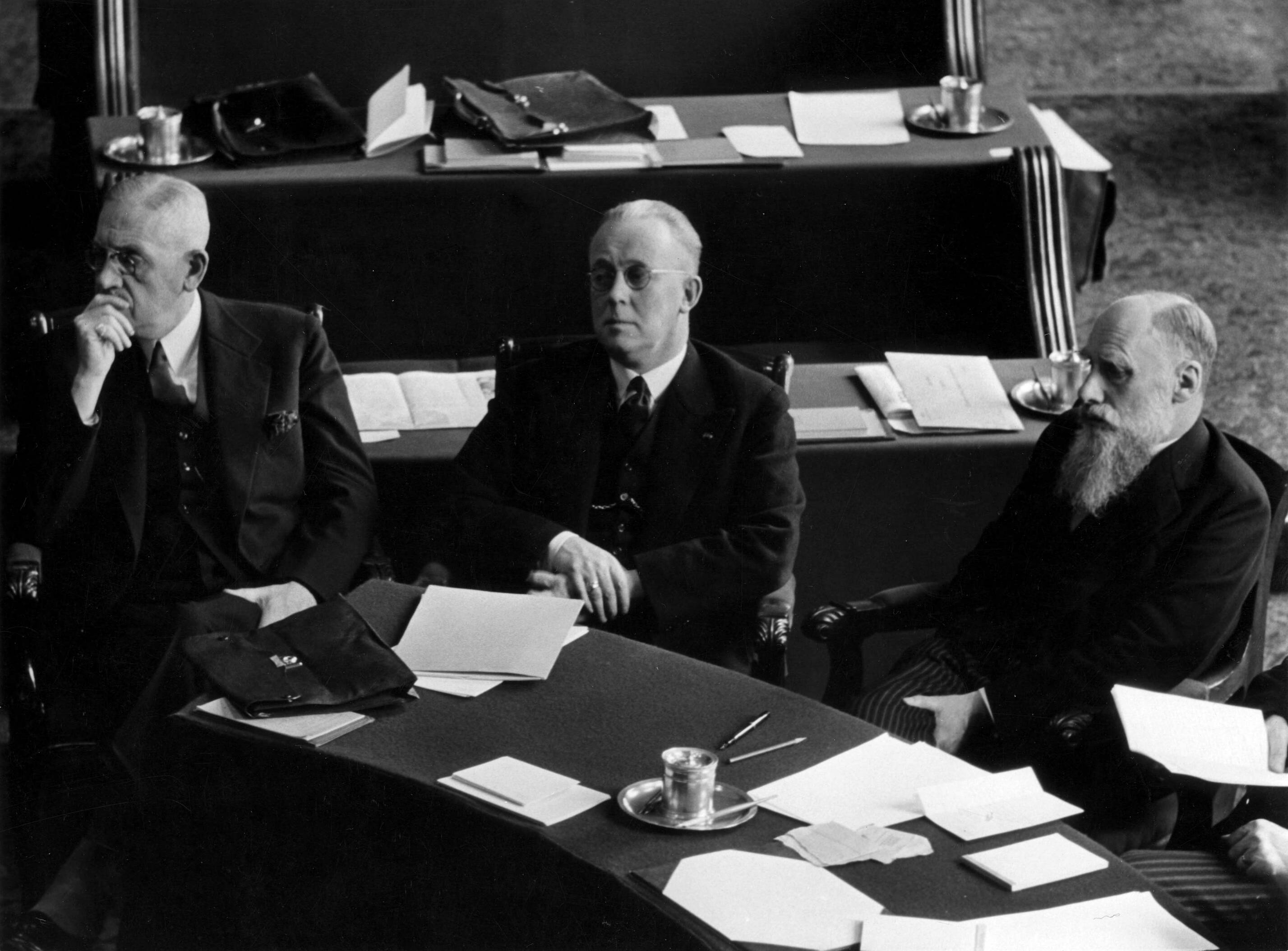 Spaarnestad — V.l.n.r.: de ministers C.J.J.M Welter (Koloniën), C.M.J.F. Goseling (Justitie) en J.R. Slotemaker de Bruïne (Onderwijs) in de Eerste Kamer. Den Haag, februari 1938. — Foto: Randen, Wiel van der / Spaarnestad / Spaarnestad Photo (05887). Licentie: Set B: Rechtenvrij / Publiek Domein. Bron: Nationaal Archief. http://hdl.handle.net/10648/35429da5-c6b7-a382-e063-6df0900a6686
