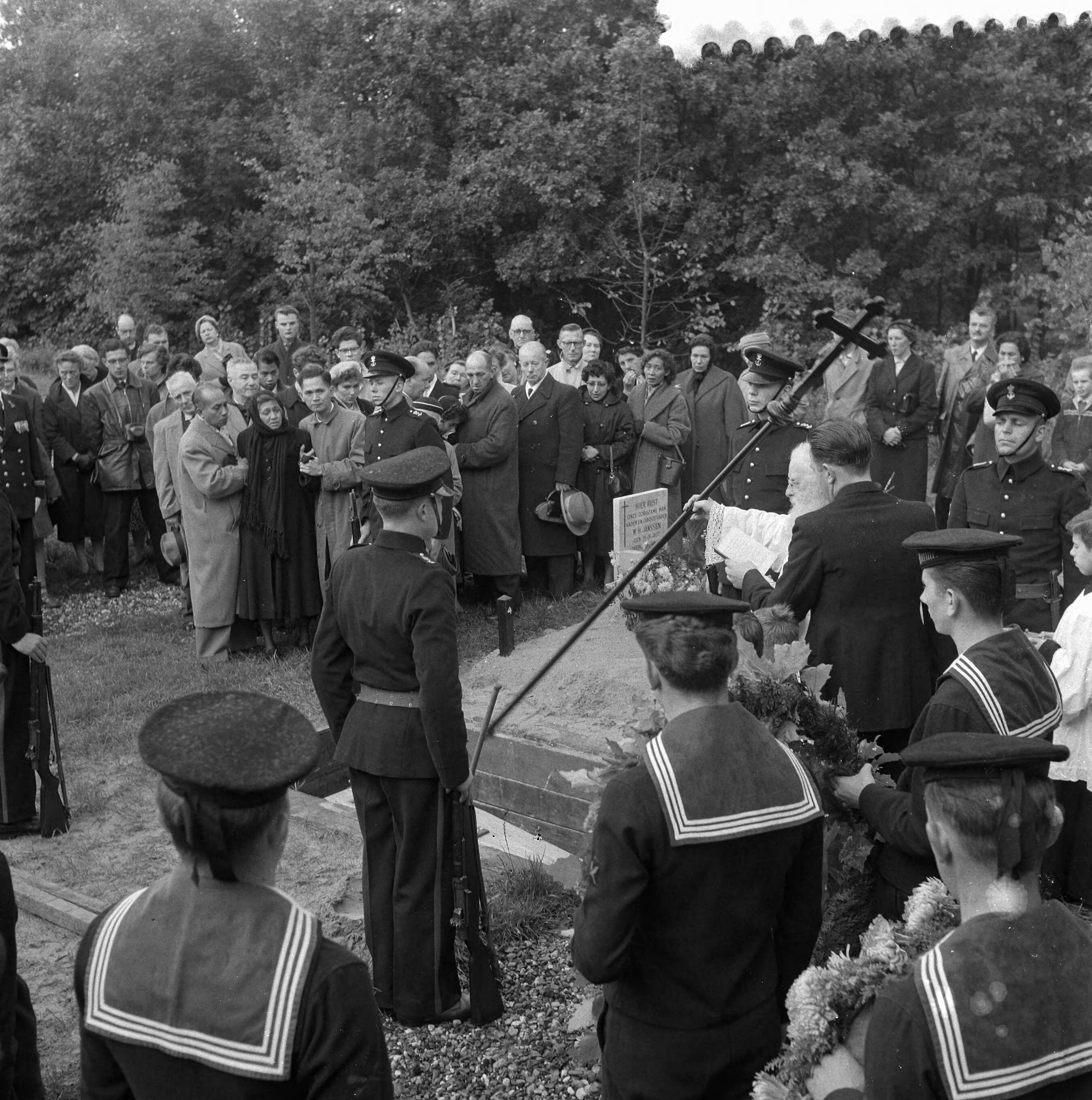 Fotocollectie Anefo — Marvobegrafenis J. O. S. van der Hoeven te Rijswijk — Foto: Rossem, Wim van / Anefo. Licentie: Set B: Rechtenvrij / Publiek Domein. Bron: Nationaal Archief. http://hdl.handle.net/10648/a96b557e-d0b4-102d-bcf8-003048976d84