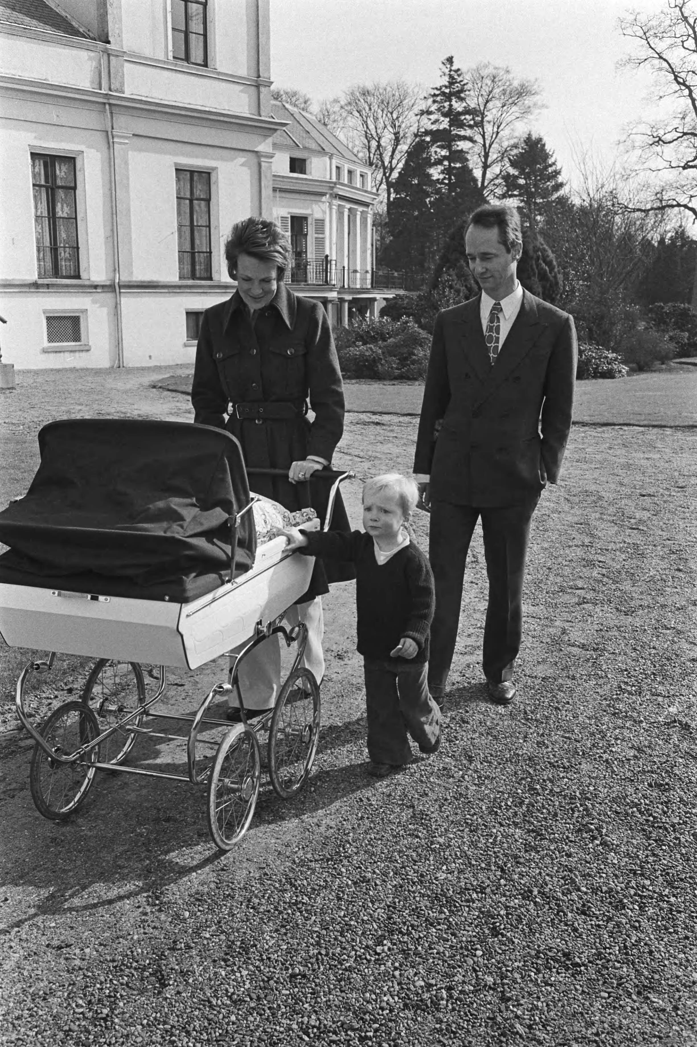 Prinses Irene, Carlos Hugo en de tweeling op paleis Soestdijk — De familie wandelt door de paleistuin — Foto: Herschel, Jaap / Anefo. Licentie: Set B: Rechtenvrij / Publiek Domein. Bron: Nationaal Archief. http://hdl.handle.net/10648/ac96b9dc-d0b4-102d-bcf8-003048976d84