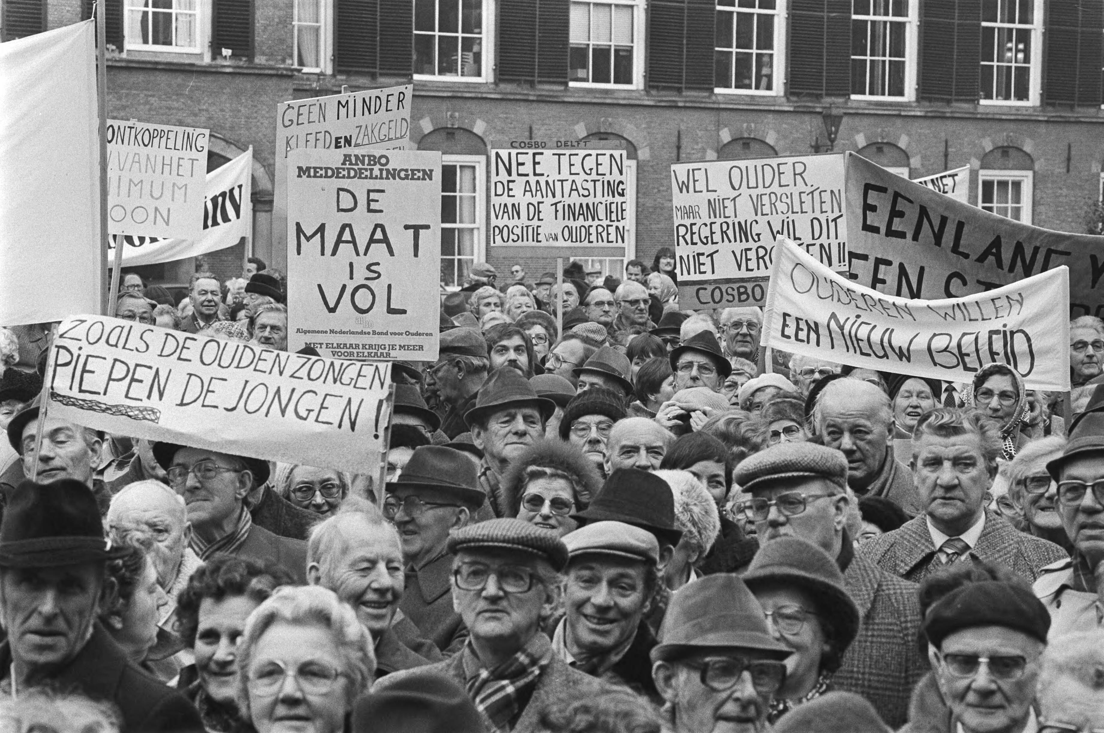 Fotocollectie Anefo — Dem. door 300 ouderen in Den Haag omdat zij vinden dat er een slecht beleid is ten aanzien van ouderen. Demonstranten op het Binnenhof — Foto: Antonisse, Marcel / Anefo. Licentie: Set B: Rechtenvrij / Publiek Domein. Bron: Nationaal Archief. http://hdl.handle.net/10648/ad0da592-d0b4-102d-bcf8-003048976d84