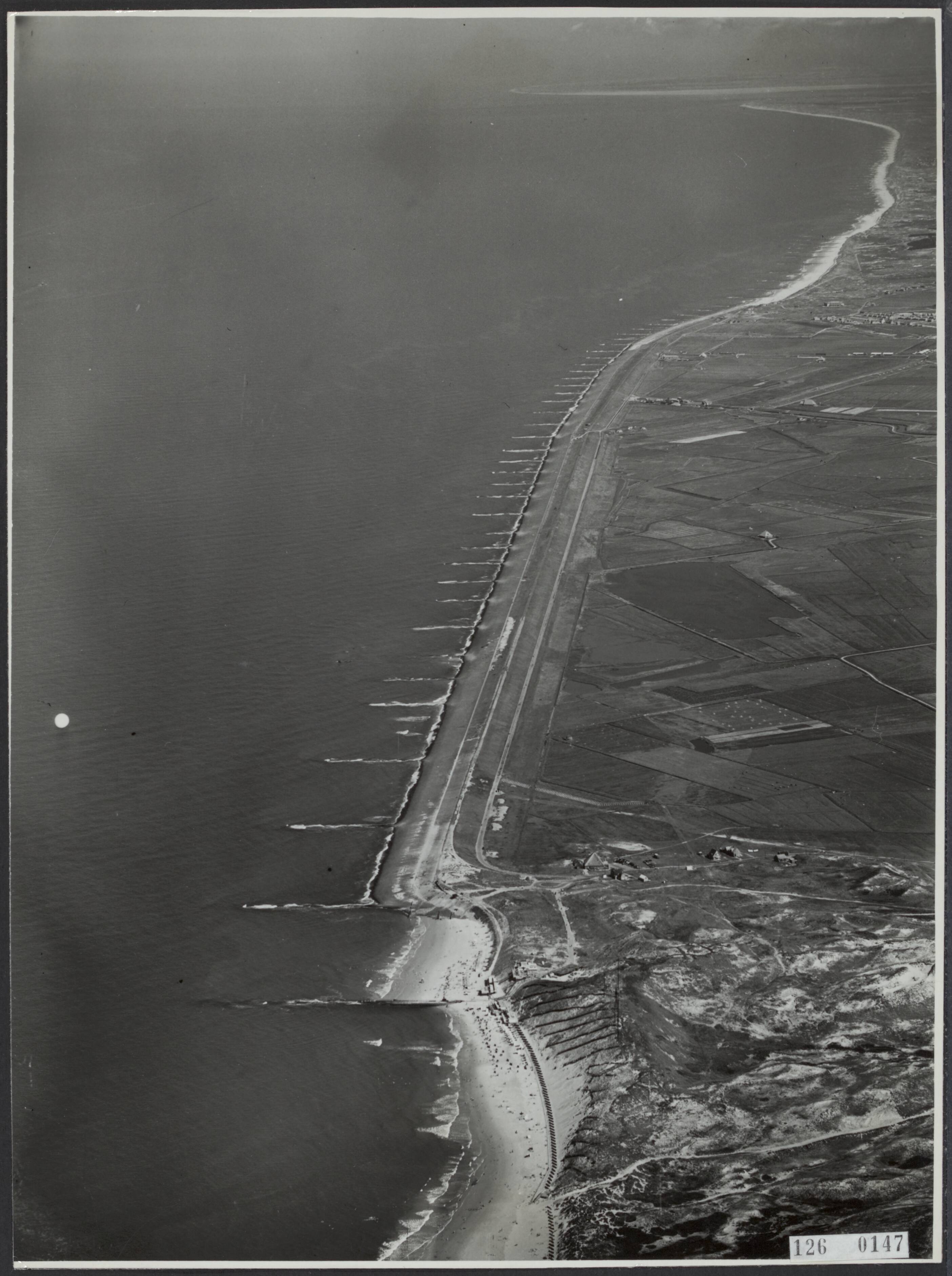 Zeeweringen — Luchtopname. Hondsbossche Zeewering — Foto: KLM Aerocarto / Rechtenvrij. Licentie: Set B: Rechtenvrij / Publiek Domein. Bron: Nationaal Archief. http://hdl.handle.net/10648/af3c4814-d0b4-102d-bcf8-003048976d84
