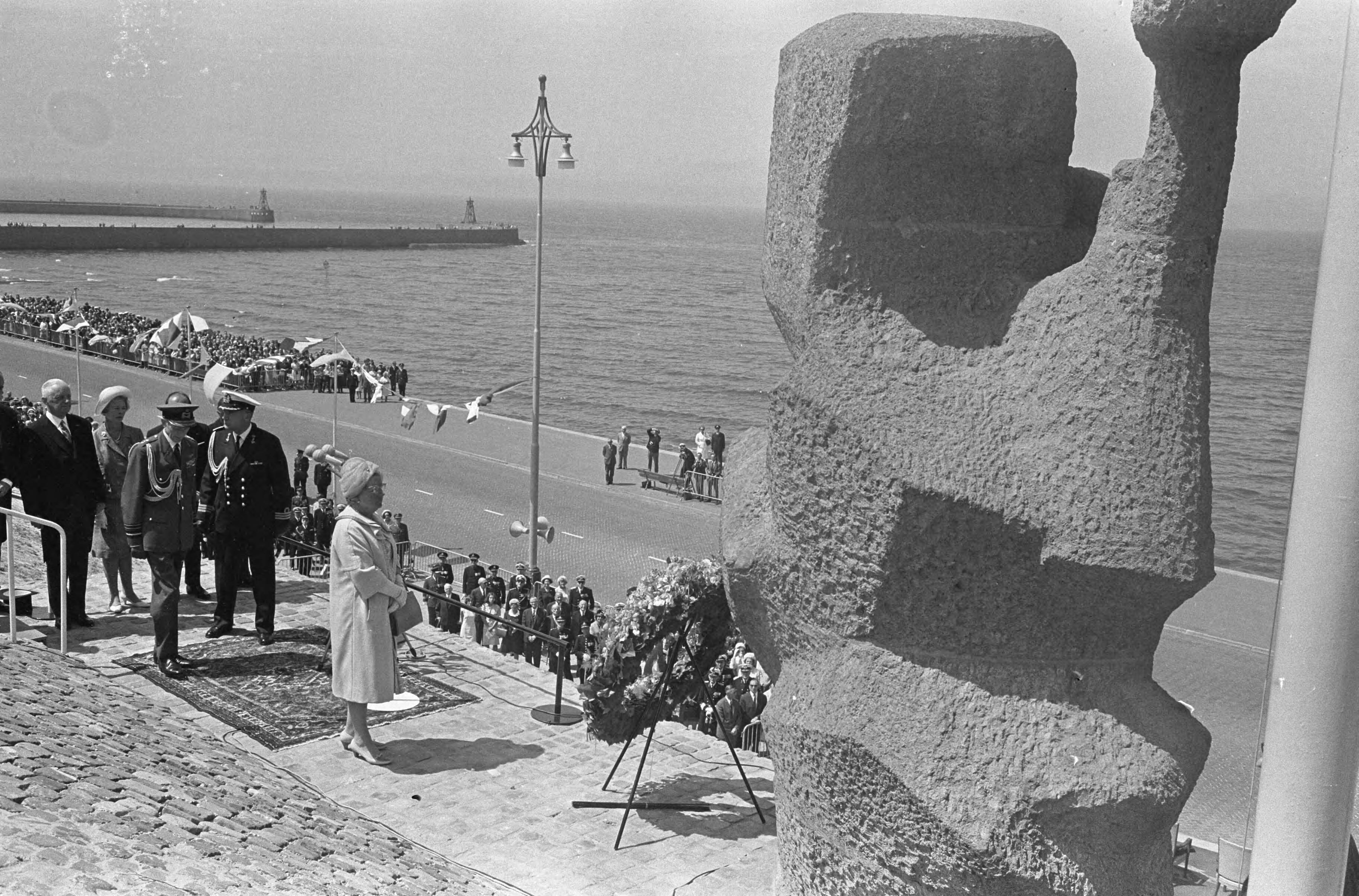 Koningin Juliana onthult het Marinemonument te Scheveningen — Koningin Juliana houdt een toespraak — Foto: Koch, Eric / Anefo. Licentie: Set B: Rechtenvrij / Publiek Domein. Bron: Nationaal Archief. http://hdl.handle.net/10648/aaee8272-d0b4-102d-bcf8-003048976d84