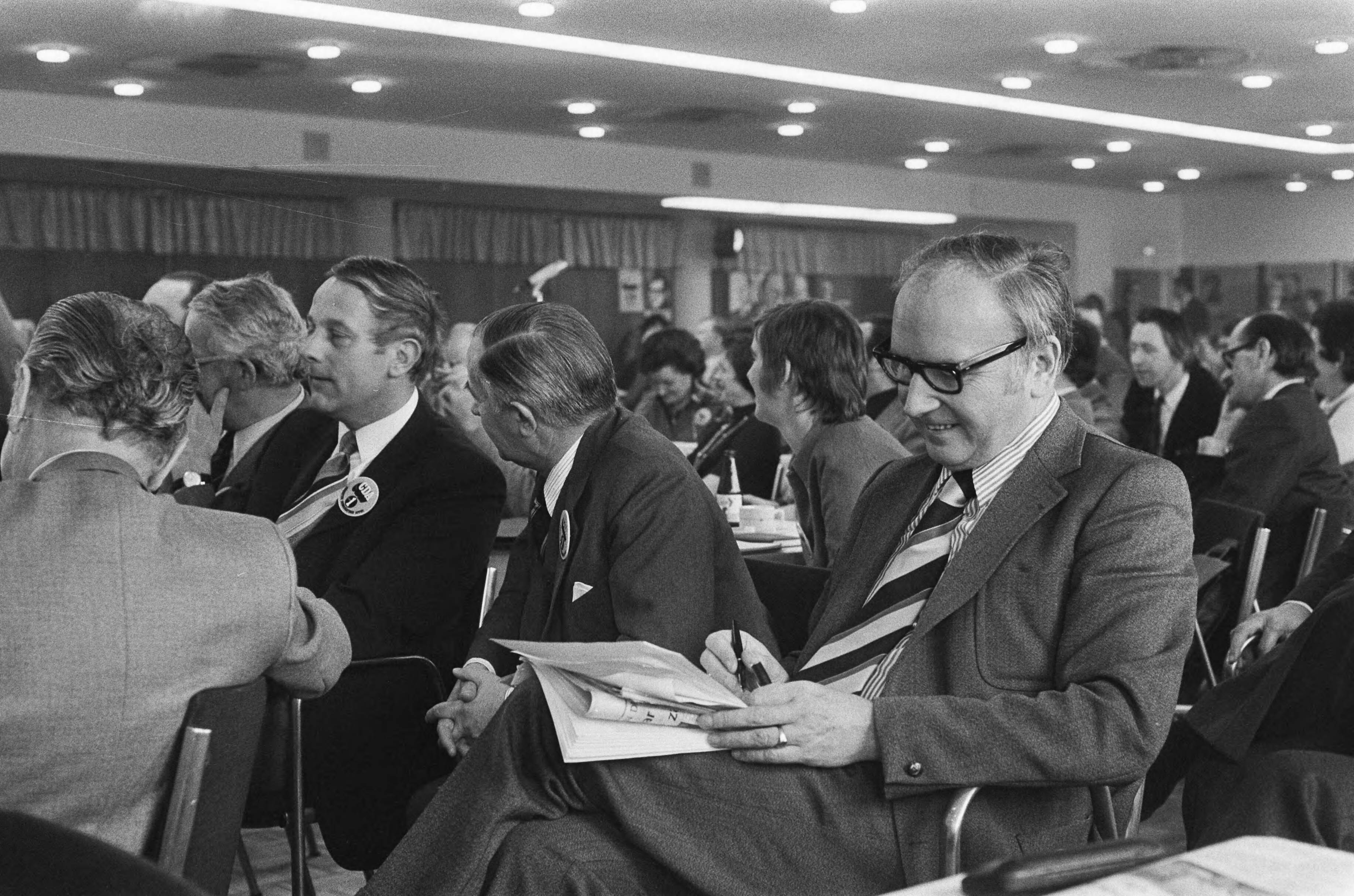 Fotocollectie Anefo — KVP-manifestatie Den Haag ; Steenkamp, De Jong , Kruisinga — Foto: Verhoeff, Bert / Anefo. Licentie: Set B: Rechtenvrij / Publiek Domein. Bron: Nationaal Archief. http://hdl.handle.net/10648/ac4624c2-d0b4-102d-bcf8-003048976d84