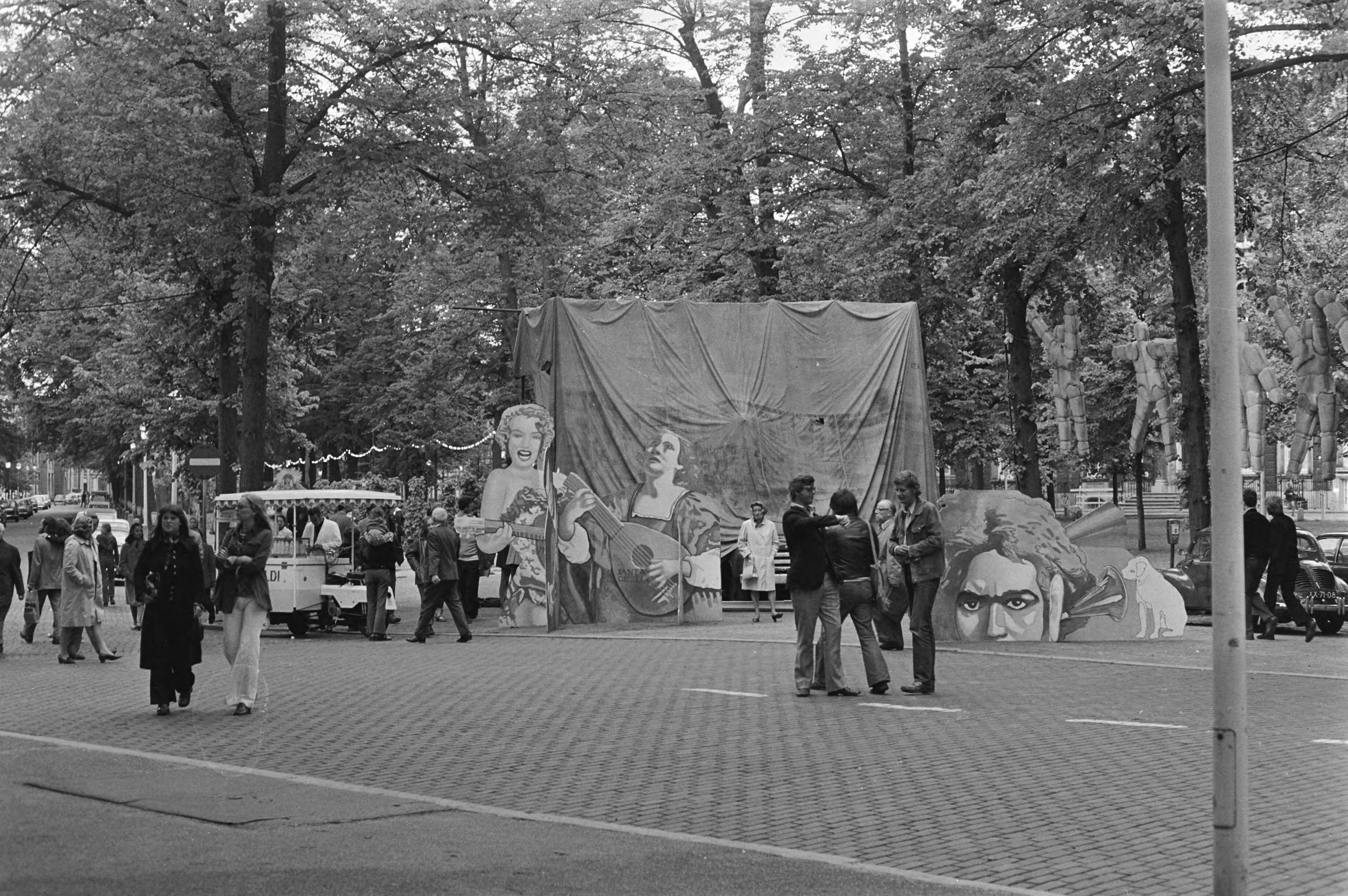 Holland-Festival 1972 in Den Haag — Beeldende kunst op straat tijdens het Holland Festival — Foto: Fotograaf Onbekend / Anefo. Licentie: Set B: Rechtenvrij / Publiek Domein. Bron: Nationaal Archief. http://hdl.handle.net/10648/abecbb62-d0b4-102d-bcf8-003048976d84