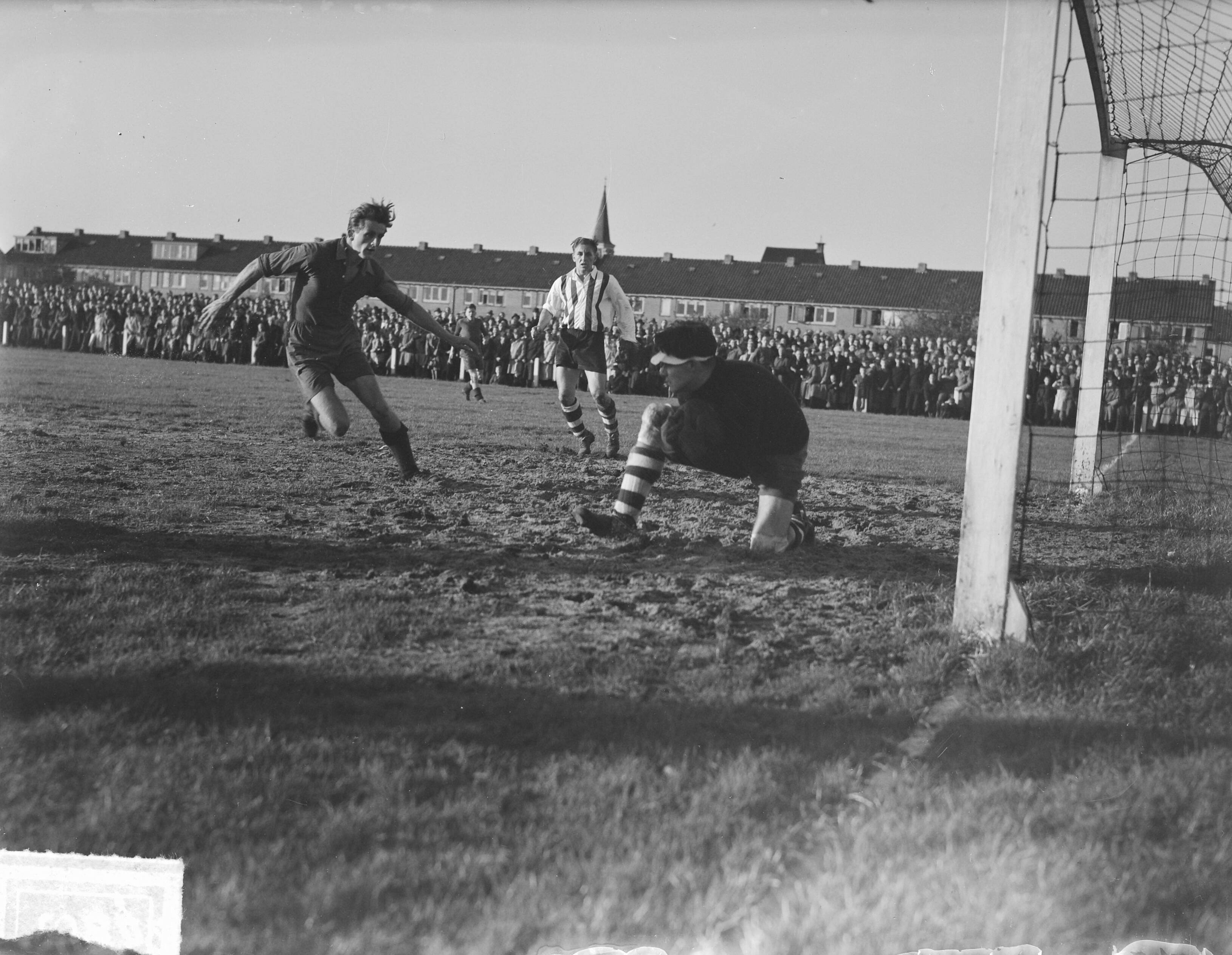 Fotocollectie Anefo — Voetbal. KFC tegen Sparta 1-0. Spelmoment — Foto: Oorschot, […] van / Anefo. Licentie: Set B: Rechtenvrij / Publiek Domein. Bron: Nationaal Archief. http://hdl.handle.net/10648/a8d06744-d0b4-102d-bcf8-003048976d84