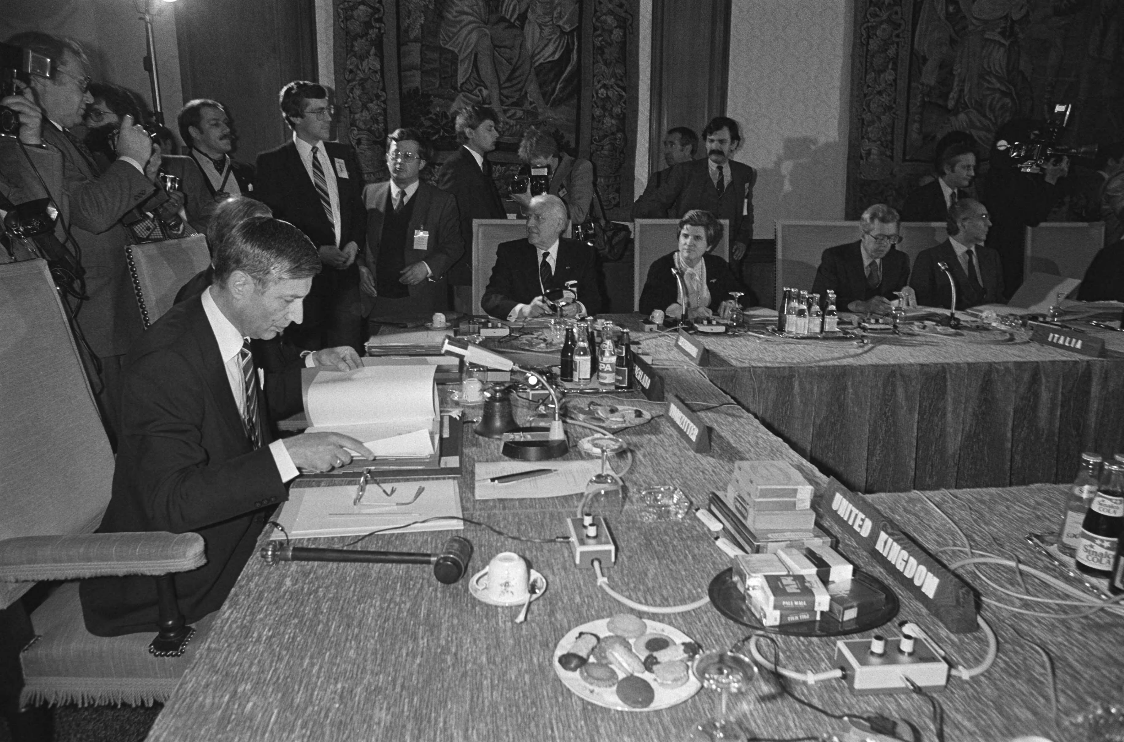 Fotocollectie Anefo — Europese Raad in Maastricht, 27a Van Agt e.a. tijdens conferentie, 28a en 29a overzicht tijdens conferentie met links Thatcher — Foto: Croes, Rob C. / Anefo. Licentie: Set B: Rechtenvrij / Publiek Domein. Bron: Nationaal Archief. http://hdl.handle.net/10648/acf7d082-d0b4-102d-bcf8-003048976d84
