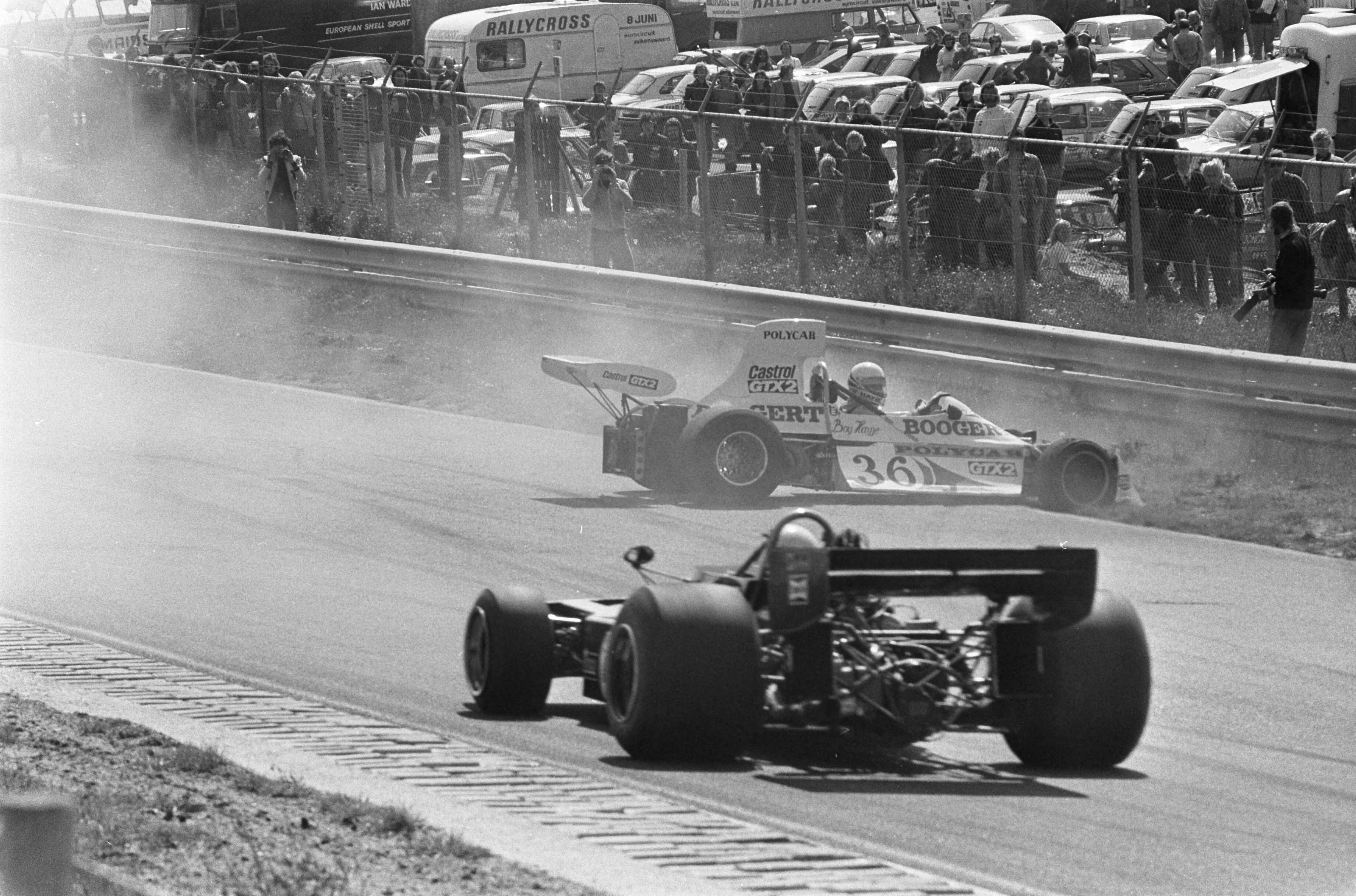 Races voor de Formule 5000 op Zandvoort — Coureur Boy Haye (nr. 36) gaat in de fout tijdens de race — Foto: Peters, Hans / Anefo. Licentie: Set B: Rechtenvrij / Publiek Domein. Bron: Nationaal Archief. http://hdl.handle.net/10648/ac68c1da-d0b4-102d-bcf8-003048976d84