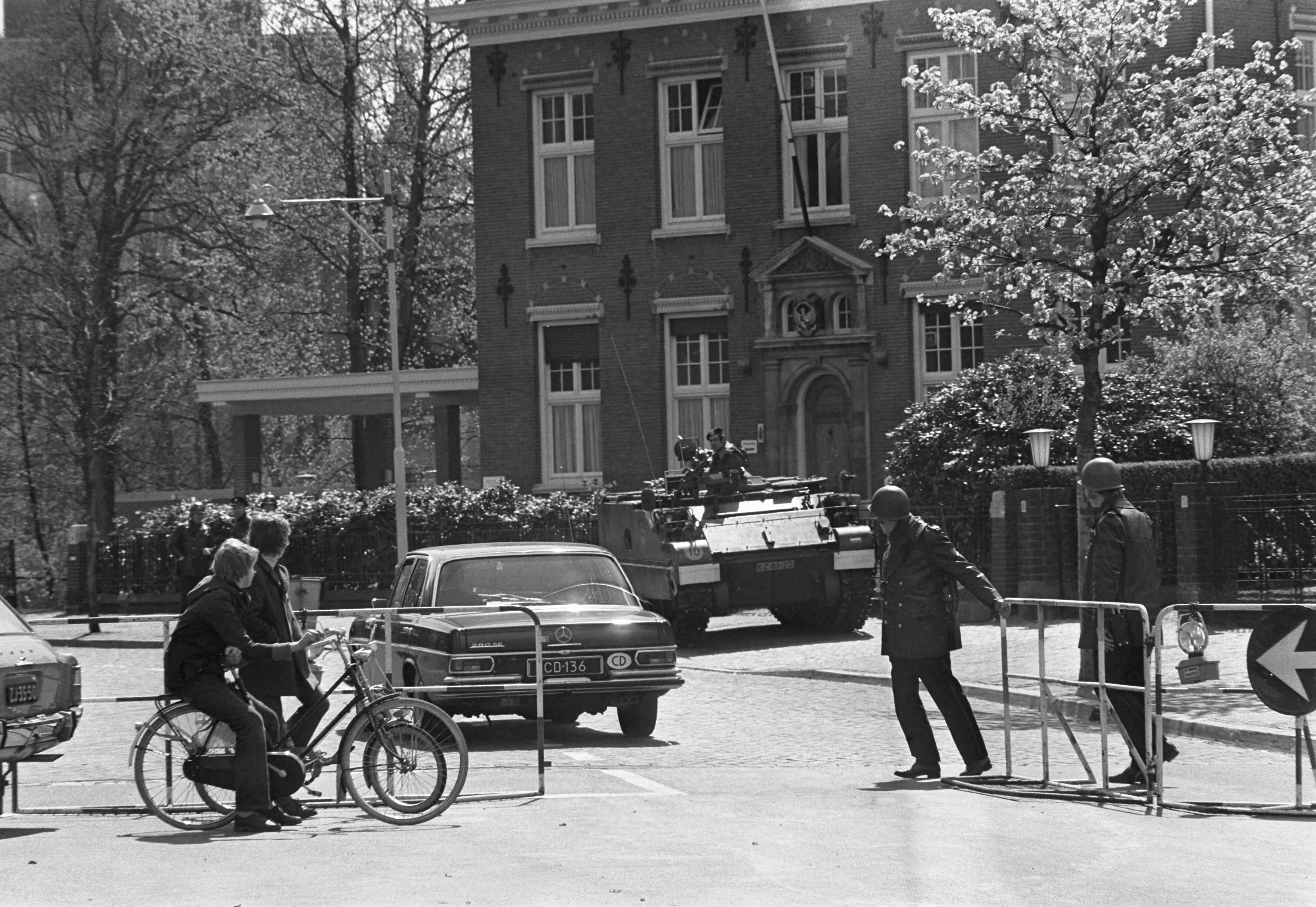 Zuid-Molukkers houden een bijeenkomst in Houtrusthal te Den Haag i.v.m. 22 jarig bestaan Republiek der Zuid-Molukkers — Bewaking met pantserwagens bij Indonesische ambassade — Foto: Fotograaf Onbekend / Anefo. Licentie: Set B: Rechtenvrij / Publiek Domein. Bron: Nationaal Archief. http://hdl.handle.net/10648/abe7f1ea-d0b4-102d-bcf8-003048976d84