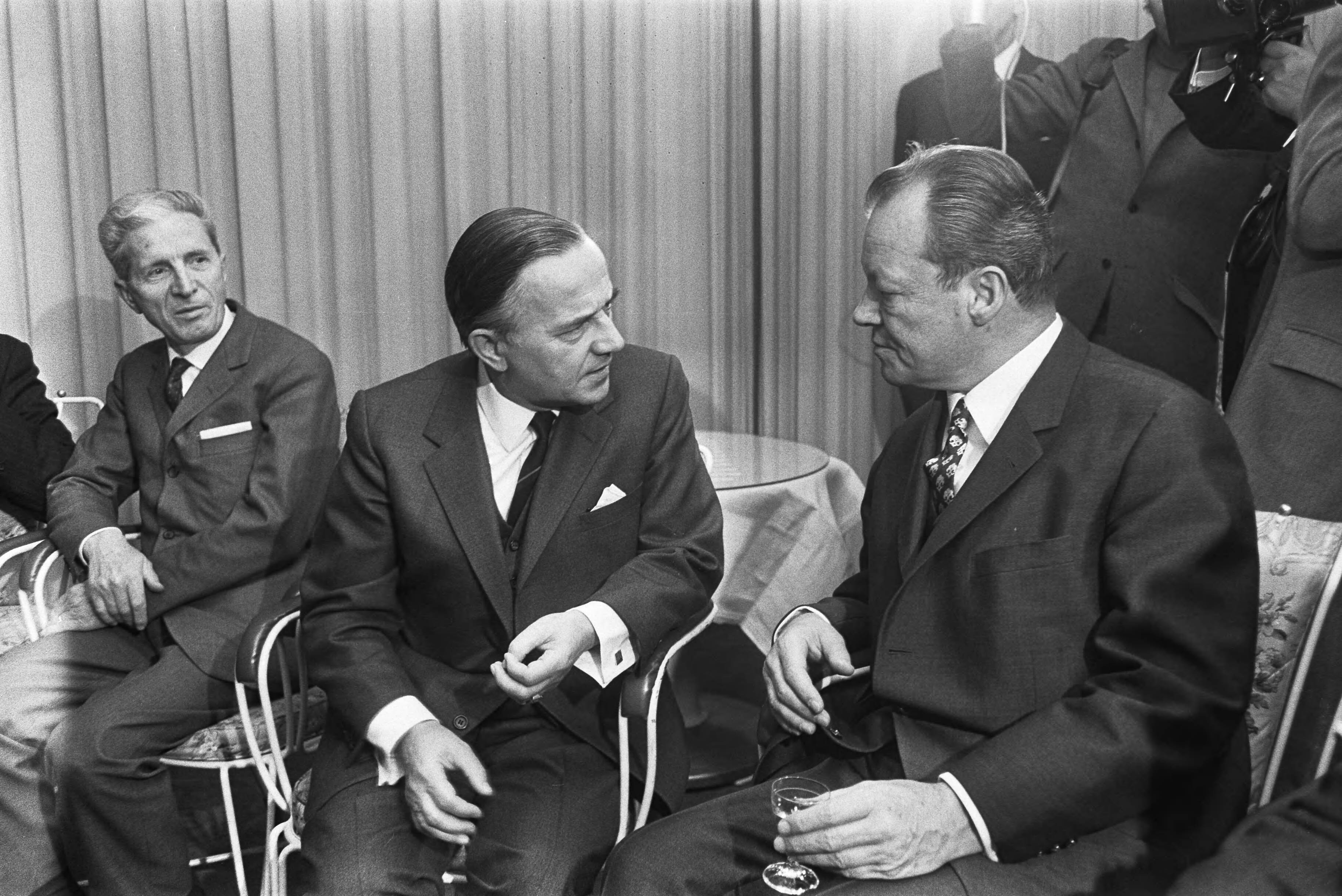 Fotocollectie Anefo — EEG-conferentie Den Haag . De ministers lunchen in Hote De Witte Brug Den Haag . Minister president de Jong lin en Willy Brandt in gesprek voor de lunch / — Foto: Koch, Eric / Anefo. Licentie: Set B: Rechtenvrij / Publiek Domein. Bron: Nationaal Archief. http://hdl.handle.net/10648/ab844fe6-d0b4-102d-bcf8-003048976d84