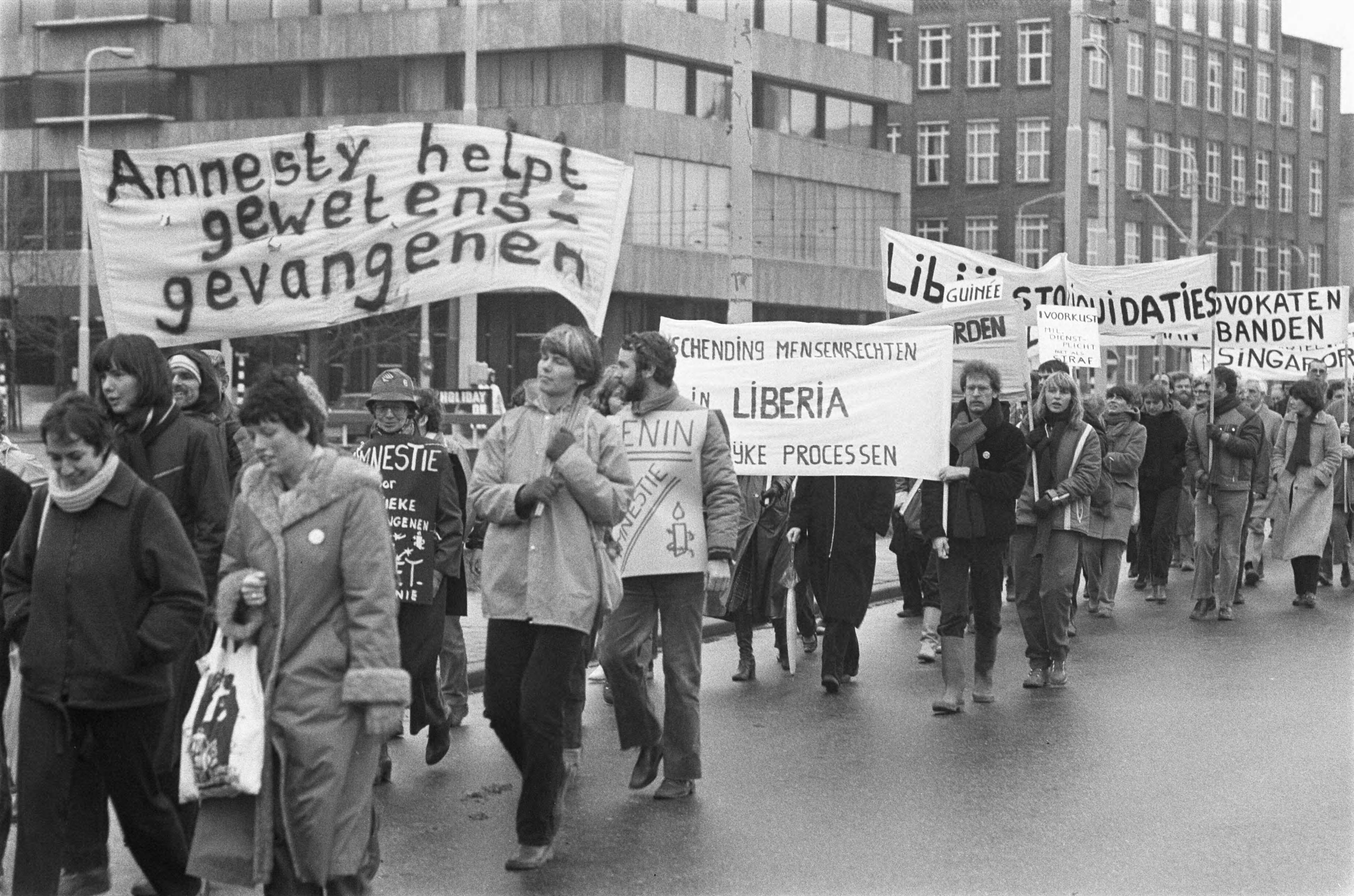 Fotocollectie Anefo — In Den Haag werd zaterdag door Amnesty International georganiseerde demonstratie gehouden tegen schending van mensenrechten in hele wereld — Foto: Croes, Rob C. / Anefo. Licentie: Set B: Rechtenvrij / Publiek Domein. Bron: Nationaal Archief. http://hdl.handle.net/10648/acf01e8c-d0b4-102d-bcf8-003048976d84