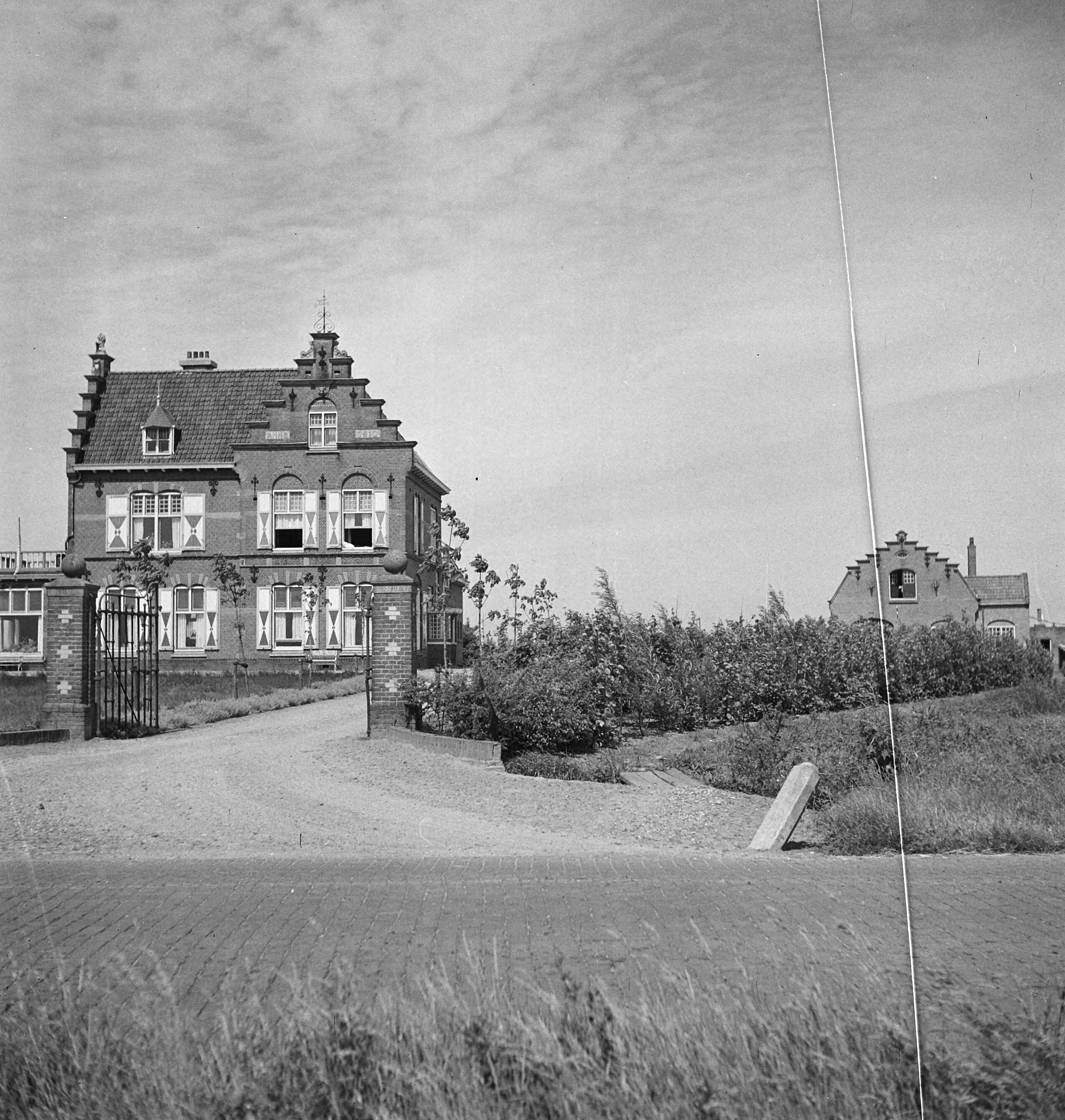 Fotocollectie Nederlandse Heidemaatschappij — [geen bijschrift. Wellicht herbeplanting landgoed "ter Hooge" in het 2e jaar van de aanleg — Foto: Tromp, [...] / Heidemij. Licentie: Set B: Rechtenvrij / Publiek Domein. Bron: Nationaal Archief. http://hdl.handle.net/10648/ae7fff6a-d0b4-102d-bcf8-003048976d84