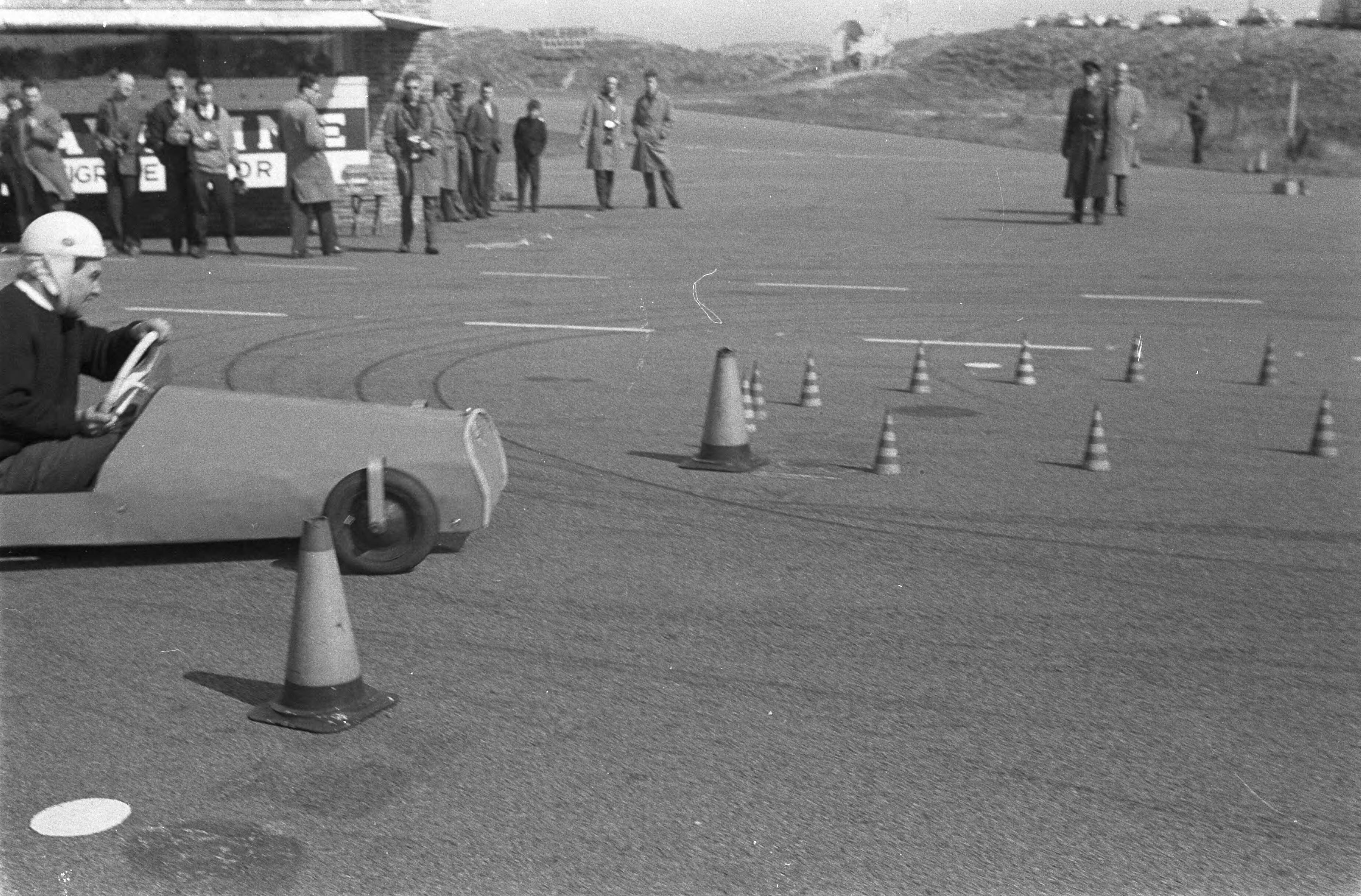 Fotocollectie Anefo — Voor de eerste maal in Nederland skelterraces op het circuit van Zandvoort — Foto: Pot, Harry / Anefo. Licentie: Set B: Rechtenvrij / Publiek Domein. Bron: Nationaal Archief. http://hdl.handle.net/10648/a9acab5a-d0b4-102d-bcf8-003048976d84