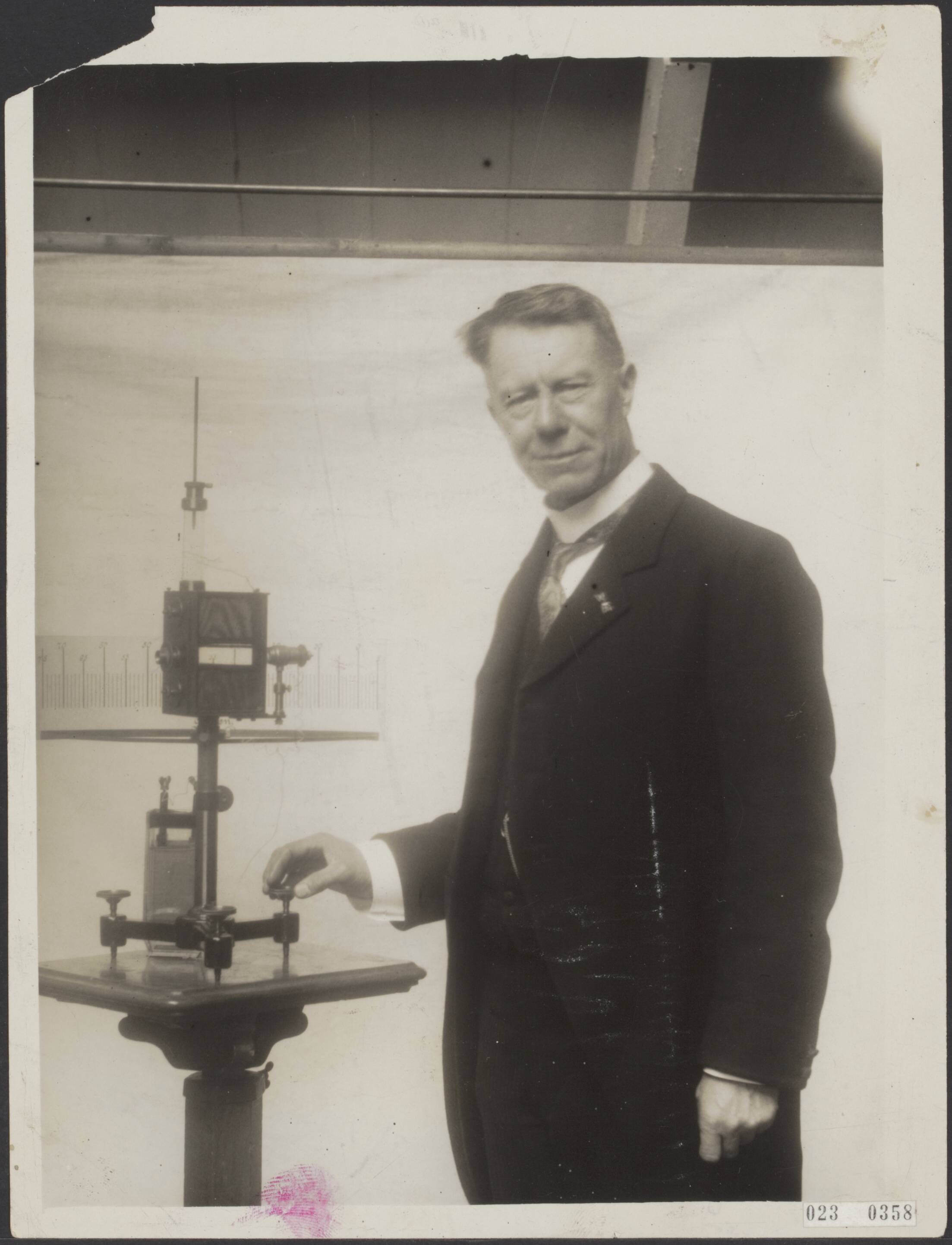 Fotocollectie Elsevier Binnenland — Prof. H. Zwaardemaker, hoogleraar fysiologie aan de Rijksuniversiteit Utrecht (1897-1928), gaat met emiteraat — Foto: Internationaal Persfotobureau. Licentie: Set B: Rechtenvrij / Publiek Domein. Bron: Nationaal Archief. http://hdl.handle.net/10648/add47820-d0b4-102d-bcf8-003048976d84