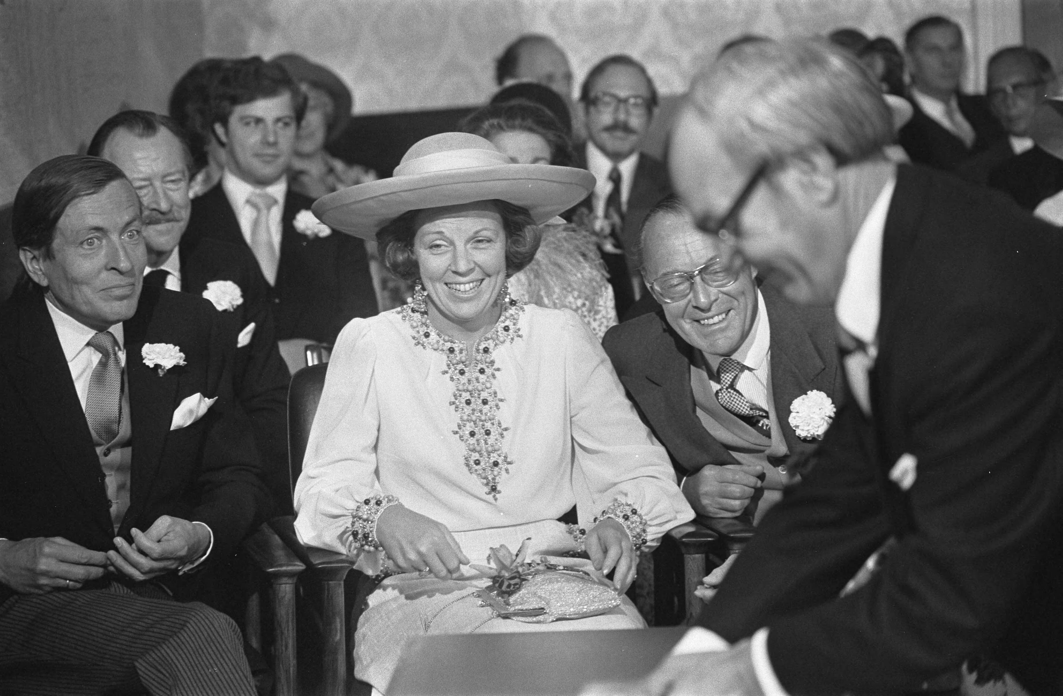 Huwelijk prinses Christina en Jorge Guillermo; de sluiting van het burgerlijk huwelijk in het stadhuis van Baarn — Vlnr prins Claus, prinses Beatrix en prins Bernhard bij de sluiting van het burgerlijk huwelijk — Foto: Meerdere fotografen / Anefo. Licentie: Set B: Rechtenvrij / Publiek Domein. Bron: Nationaal Archief. http://hdl.handle.net/10648/ac6c5a98-d0b4-102d-bcf8-003048976d84