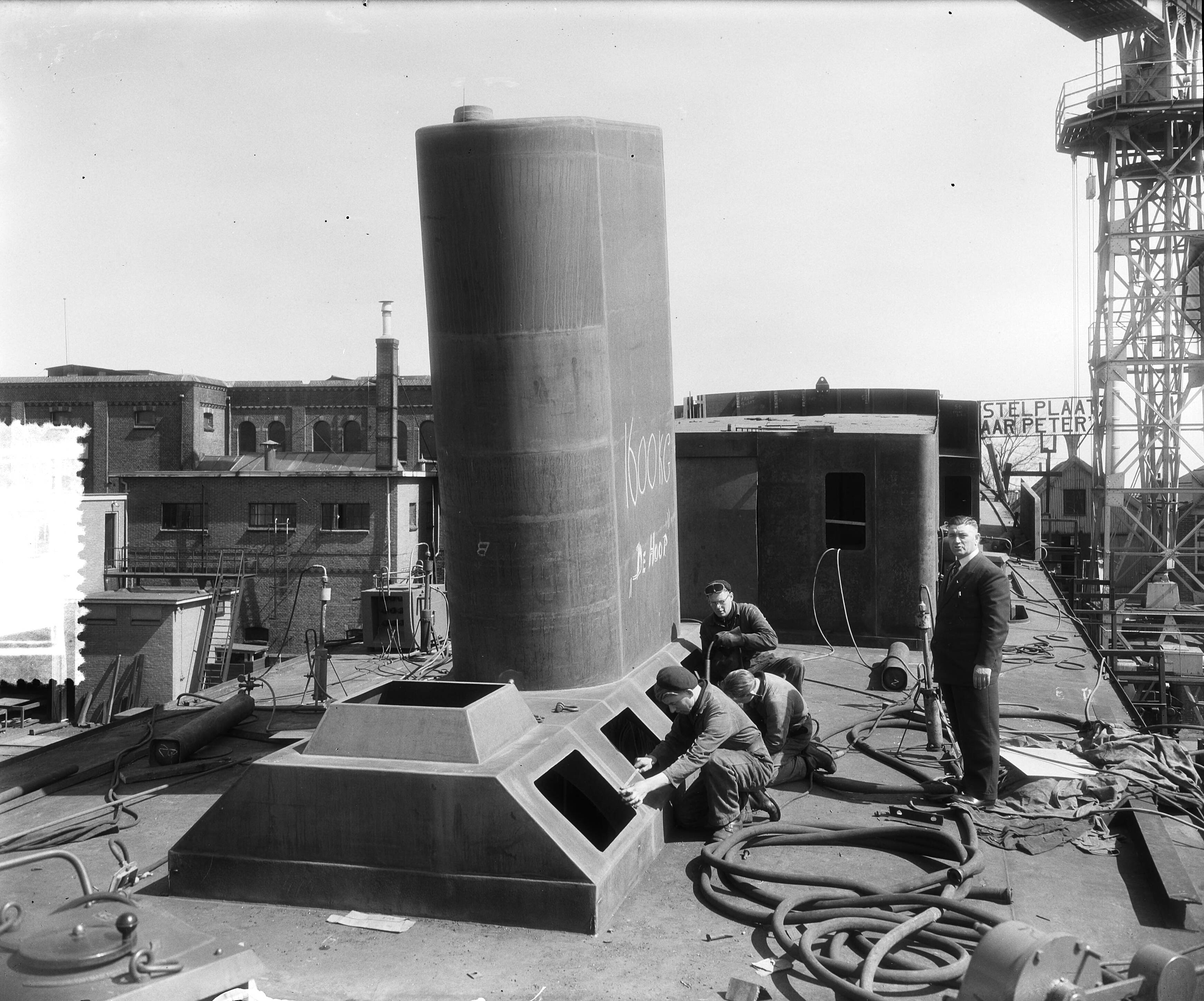Fotocollectie Anefo — Bouw hospitaal-kerkschip (HKS) "De Hoop" bij de N.V. Zaanlandse Scheepbouw Maatschappij te Zaandam — Foto: Rossem, Wim van / Anefo. Licentie: Set B: Rechtenvrij / Publiek Domein. Bron: Nationaal Archief. http://hdl.handle.net/10648/a933a282-d0b4-102d-bcf8-003048976d84