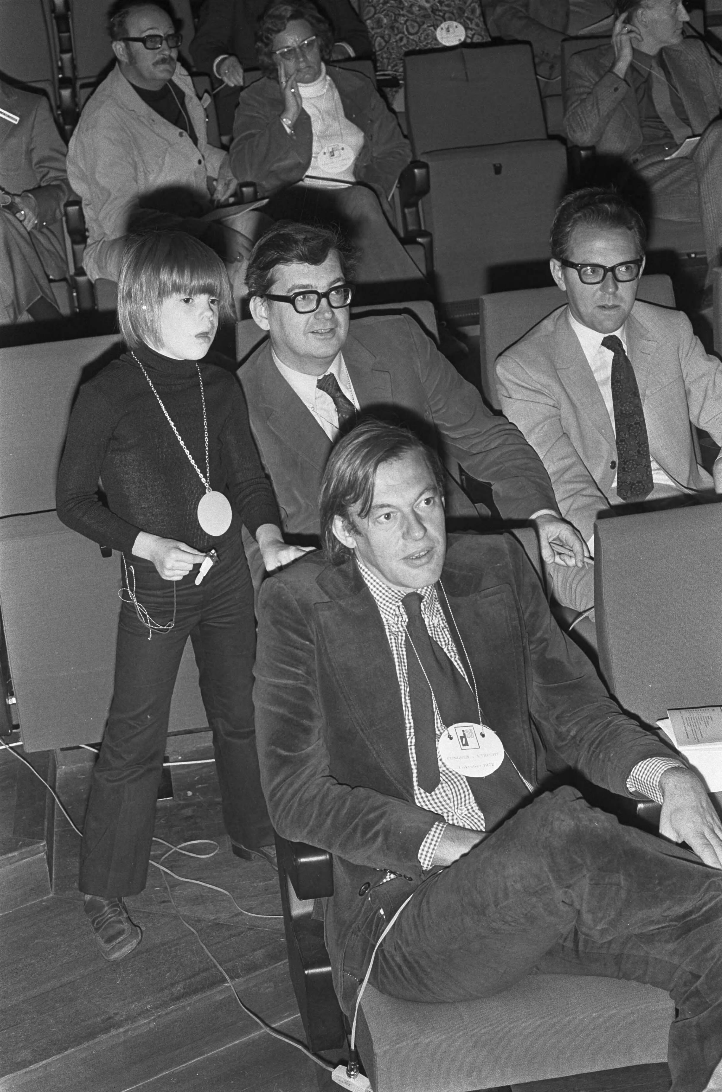 Fotocollectie Anefo — Congres D66 in Utrecht, Van Mierlo (vooraan) en achter hem Hans Gruijters met zoontje Theo — Foto: Peters, Hans / Anefo. Licentie: Set B: Rechtenvrij / Publiek Domein. Bron: Nationaal Archief. http://hdl.handle.net/10648/abf7d2cc-d0b4-102d-bcf8-003048976d84