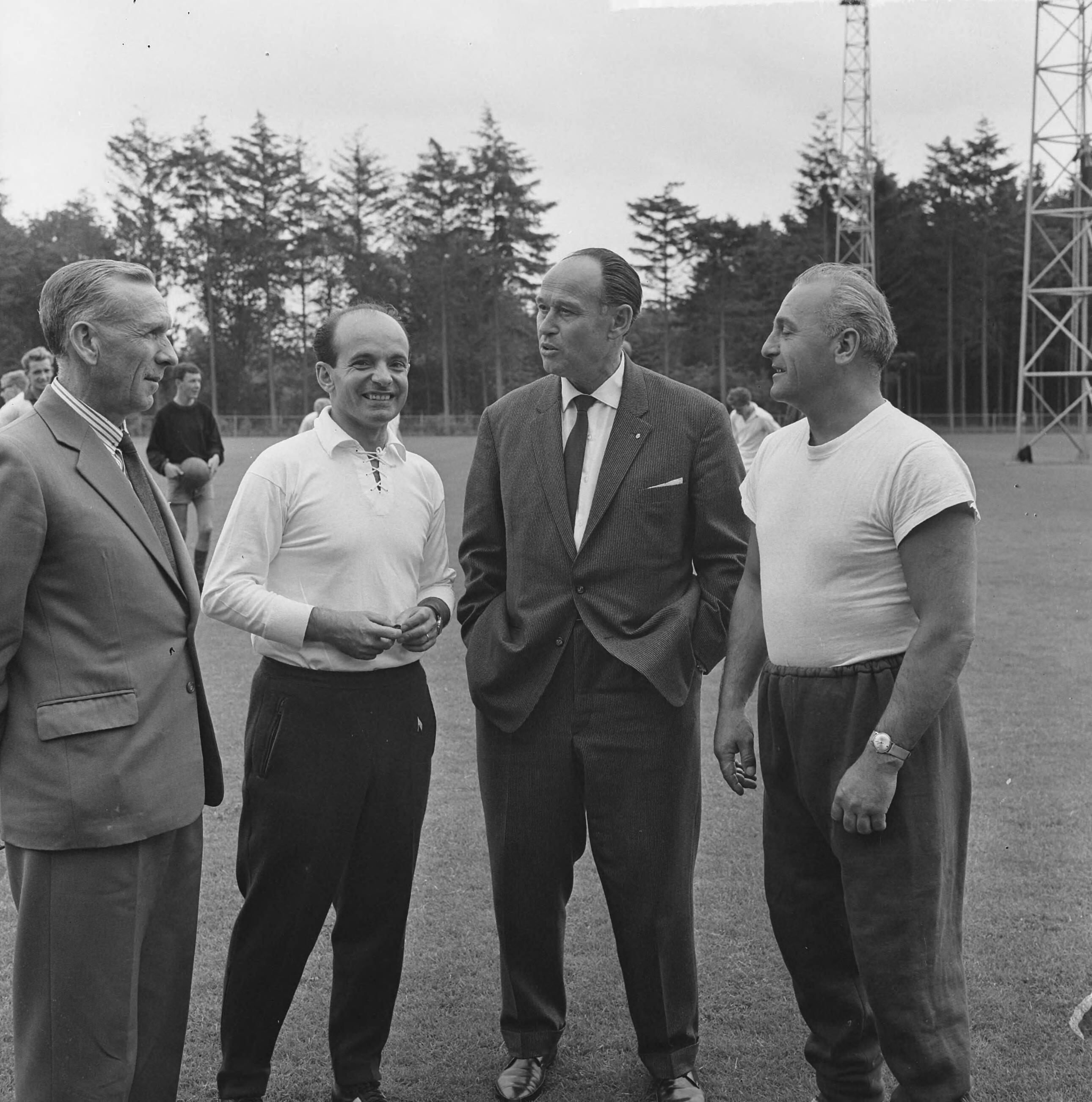 Fotocollectie Anefo — Trainers in trainingscentrum van de KNVB te Zeist. Enkele deelnemers, vlnr. Pepi Gruber (oud-trainer Ajax), Dettmar Cramer (Westdeutscher Fußballverband (WDFV)), Elek Schwartz (Nederlands elftal) en Frans [tekst afgebroken] — Foto: Koch, Eric / Anefo. Licentie: Set B: Rechtenvrij / Publiek Domein. Bron: Nationaal Archief. http://hdl.handle.net/10648/aa3c13c6-d0b4-102d-bcf8-003048976d84
