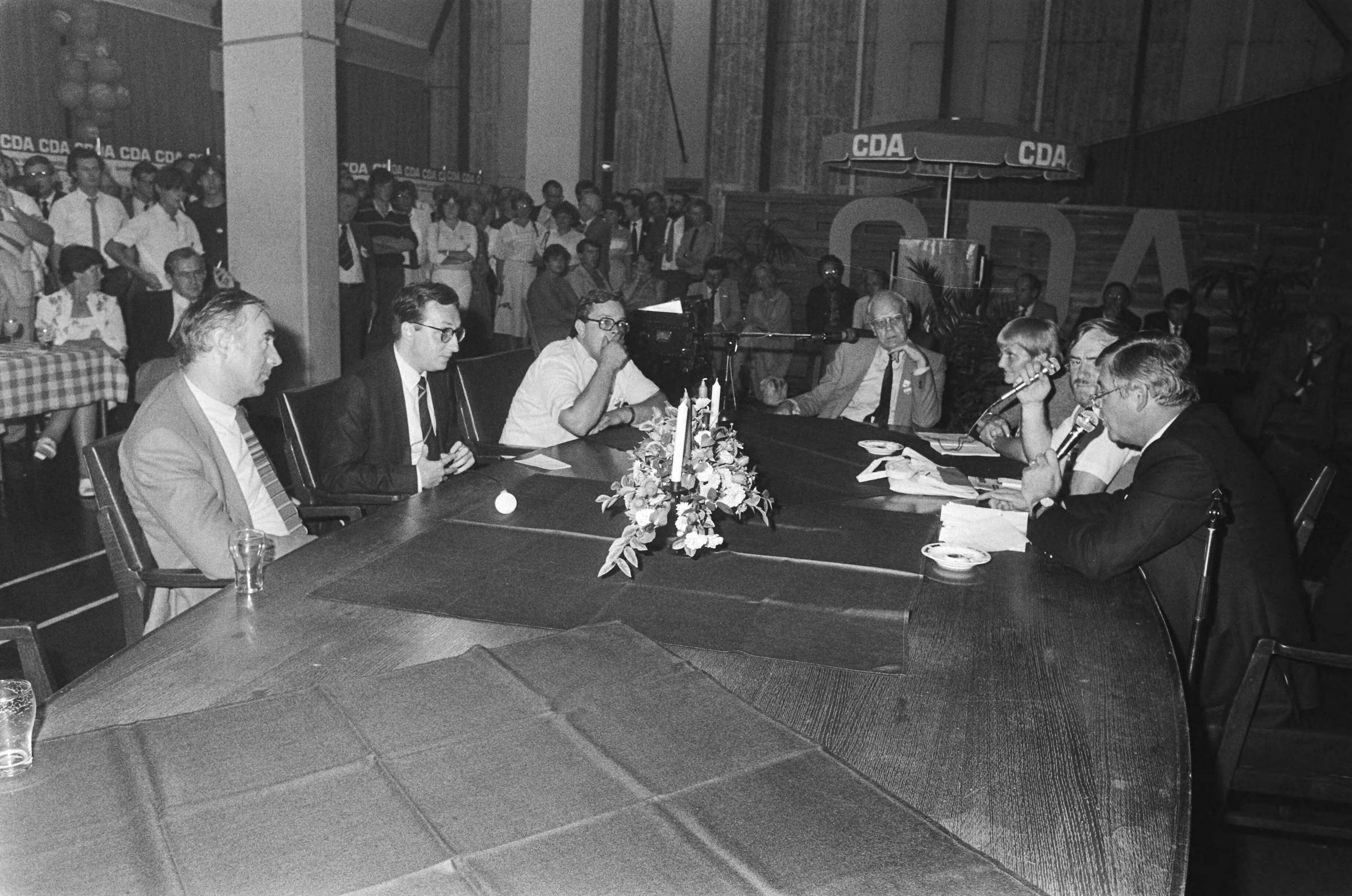 Fotocollectie Anefo — Tevens opdracht CDA, verkiezingsbijeenkomst CDA in Kerkrade ronde tafelgesprek met minister De Boer en oud-minister Albeda — Foto: Bogaerts, Rob / Anefo. Licentie: Set B: Rechtenvrij / Publiek Domein. Bron: Nationaal Archief. http://hdl.handle.net/10648/ad1dd188-d0b4-102d-bcf8-003048976d84